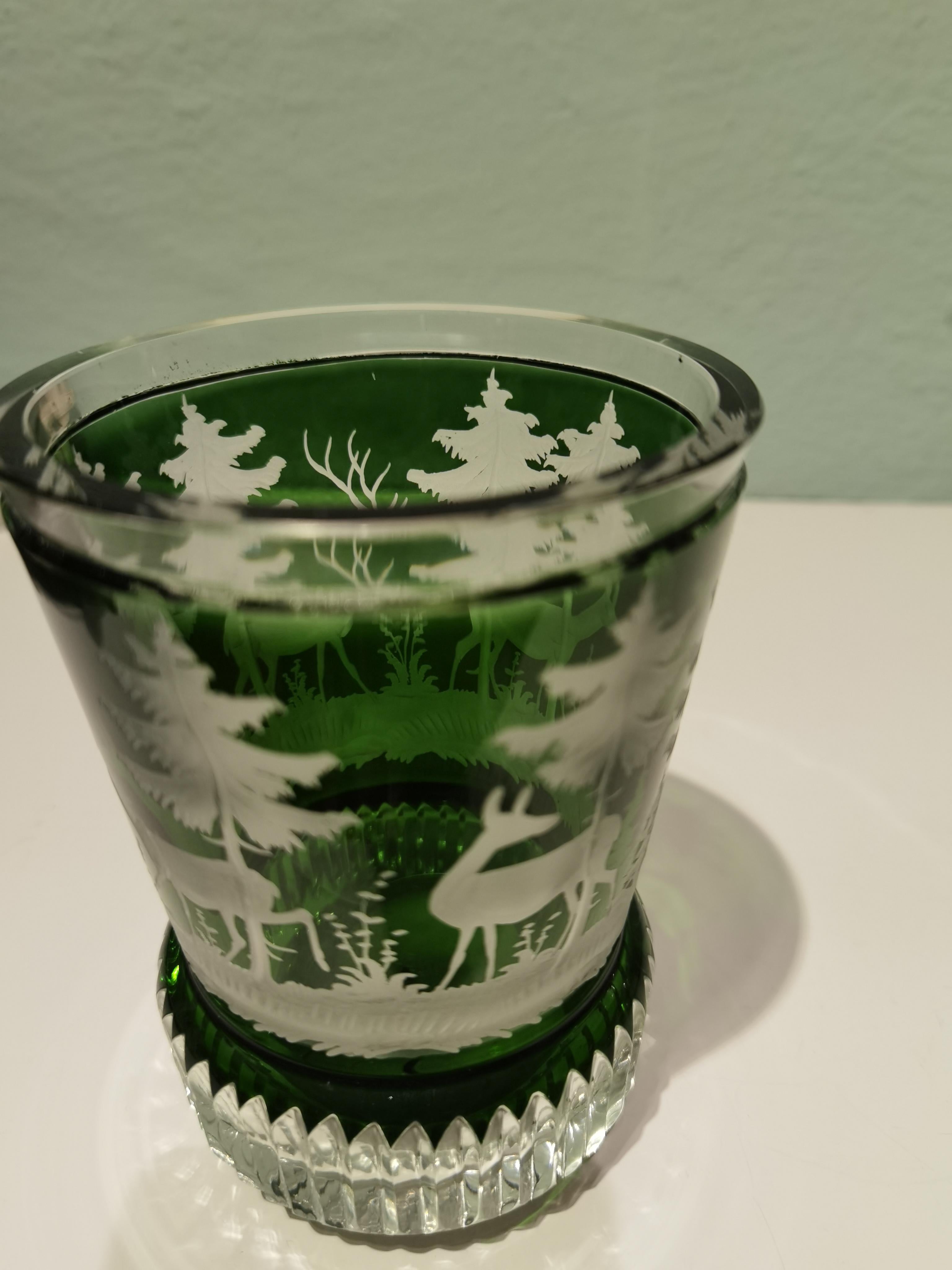Handgeblasene Kristalllaterne in grünem Glas aus Bayern. Das Dekor ist mundgeblasen und freihändig von Glaskünstlern rundherum mit einer Jagdszene mit Bäumen rundherum im Stil des Schwarzwaldes graviert. Sofina Glas und Porzellan wurde 2013 in