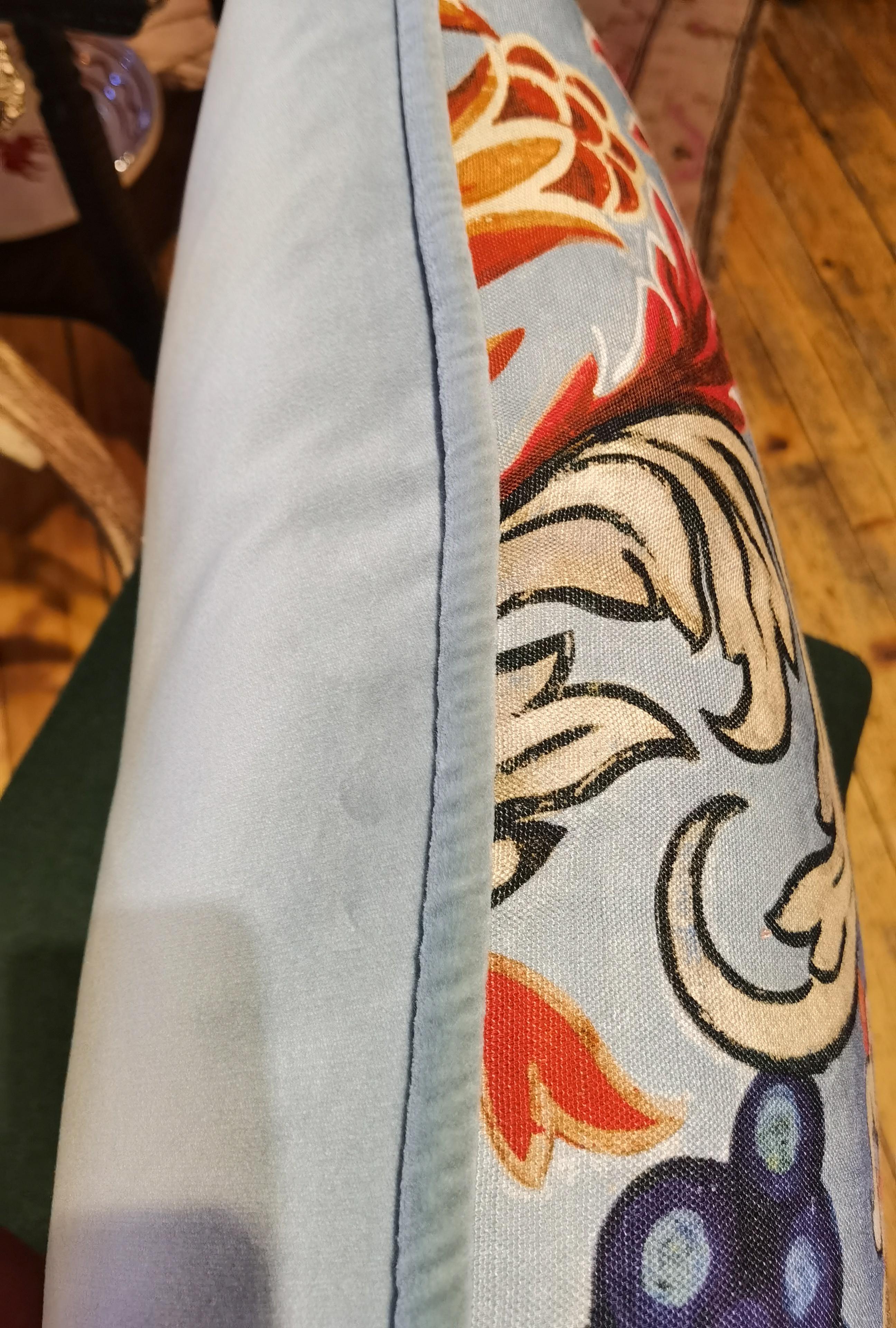 Cuscino fatto a mano in 
colori blu, rosso e verde in tessuto di cotone e lino con un uccello seduto al centro in stile Black Forest. Retro in velluto blu chiaro. Pieno di depressioni. Perfetto da abbinare ad altri cuscini come la pelliccia e la