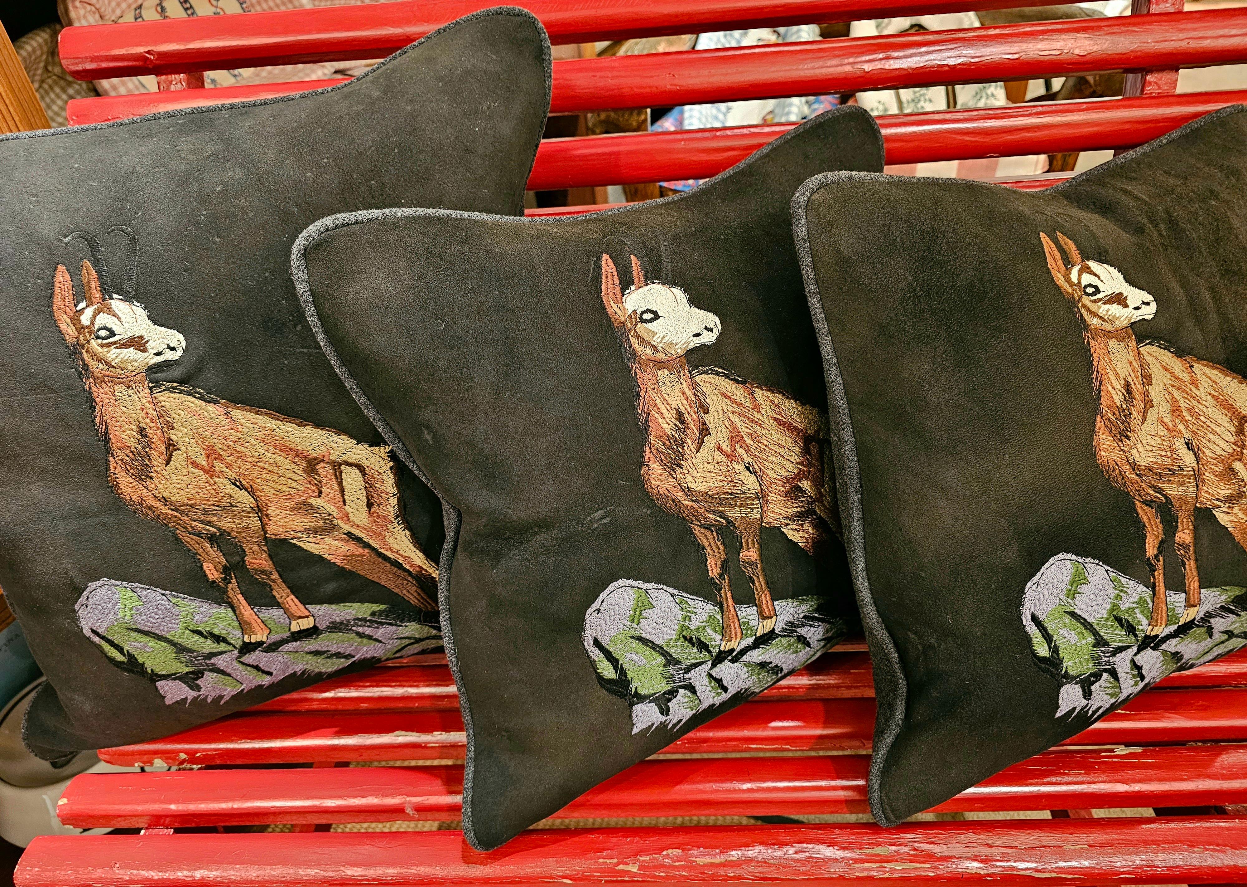 Fait main Black Forest Cushion Deer Leather Stitch by Stitch Sofina Boutique Kitzbuehel en vente