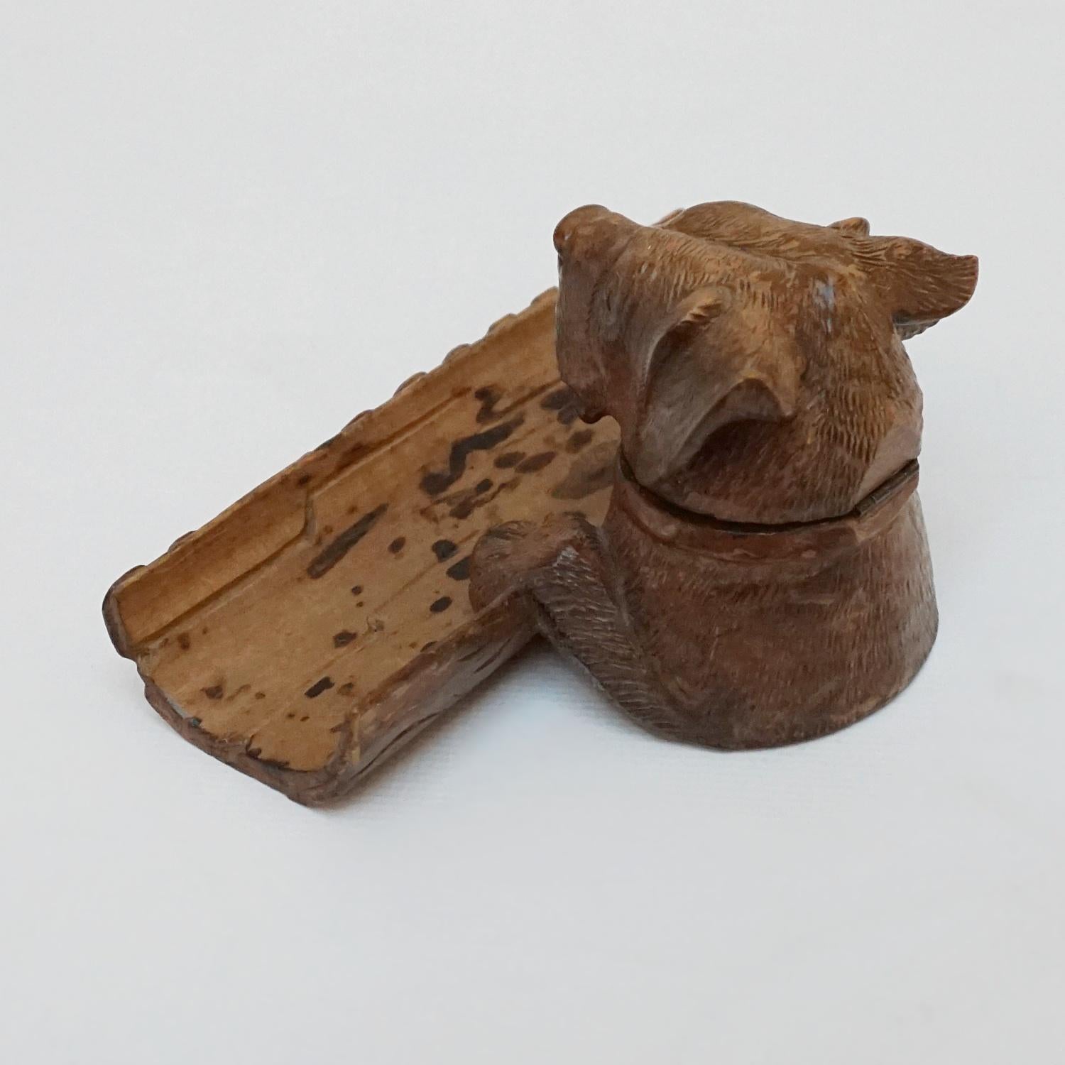 Black Forest Dog Inkwell and Pen Holder, Circa 1900 In Good Condition In Forest Row, East Sussex