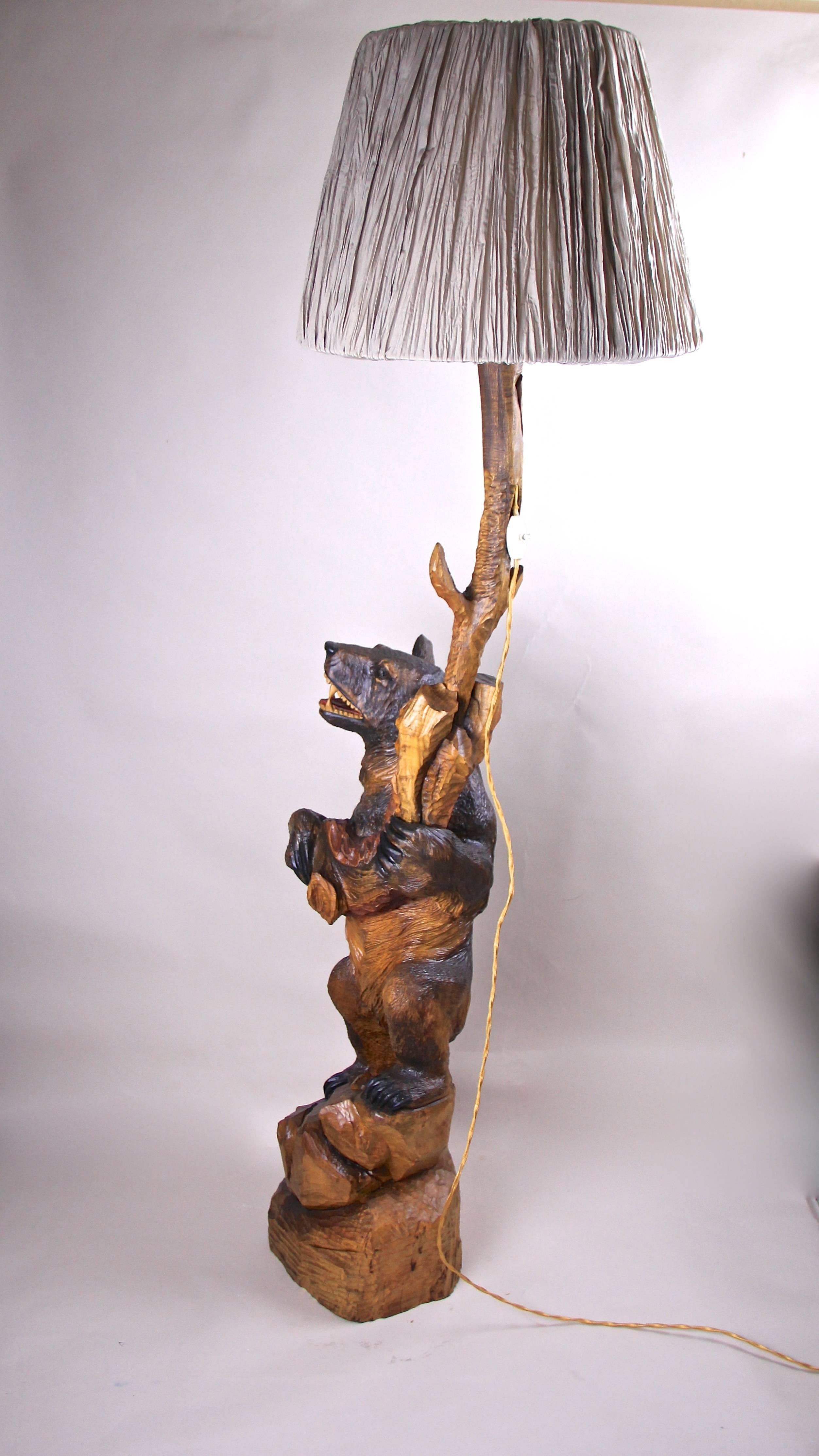 Black Forest Floor Lamp Hand-Carved, Germany, circa 1940 5