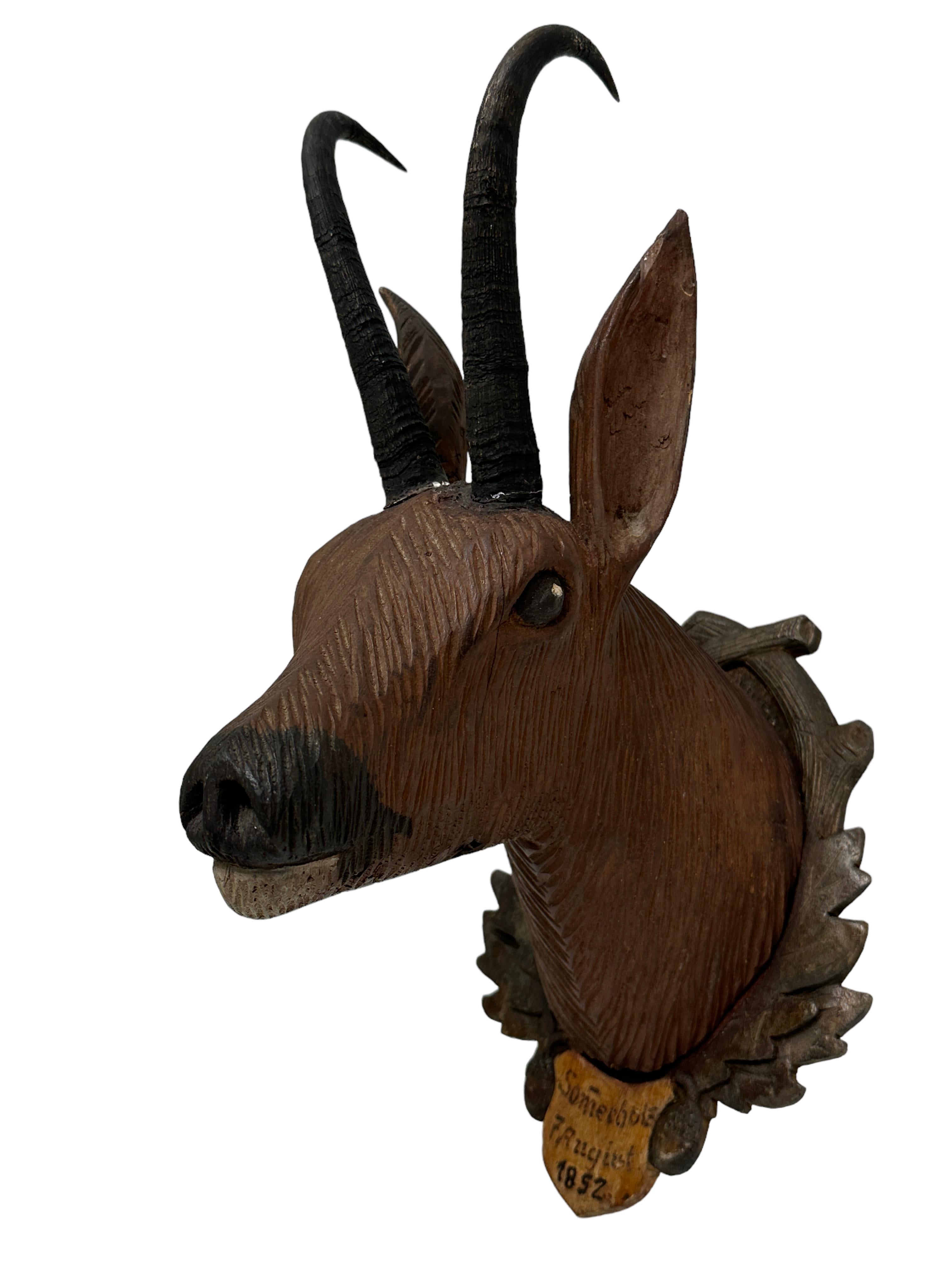 Une superbe décoration murale en bois sculptée à la main, de style Folk Art, avec une tête de chamois. Une pièce idéale pour créer une ambiance appropriée dans une salle de trophées ou le bureau d'un chasseur ou d'un bûcheron. Plus que probablement