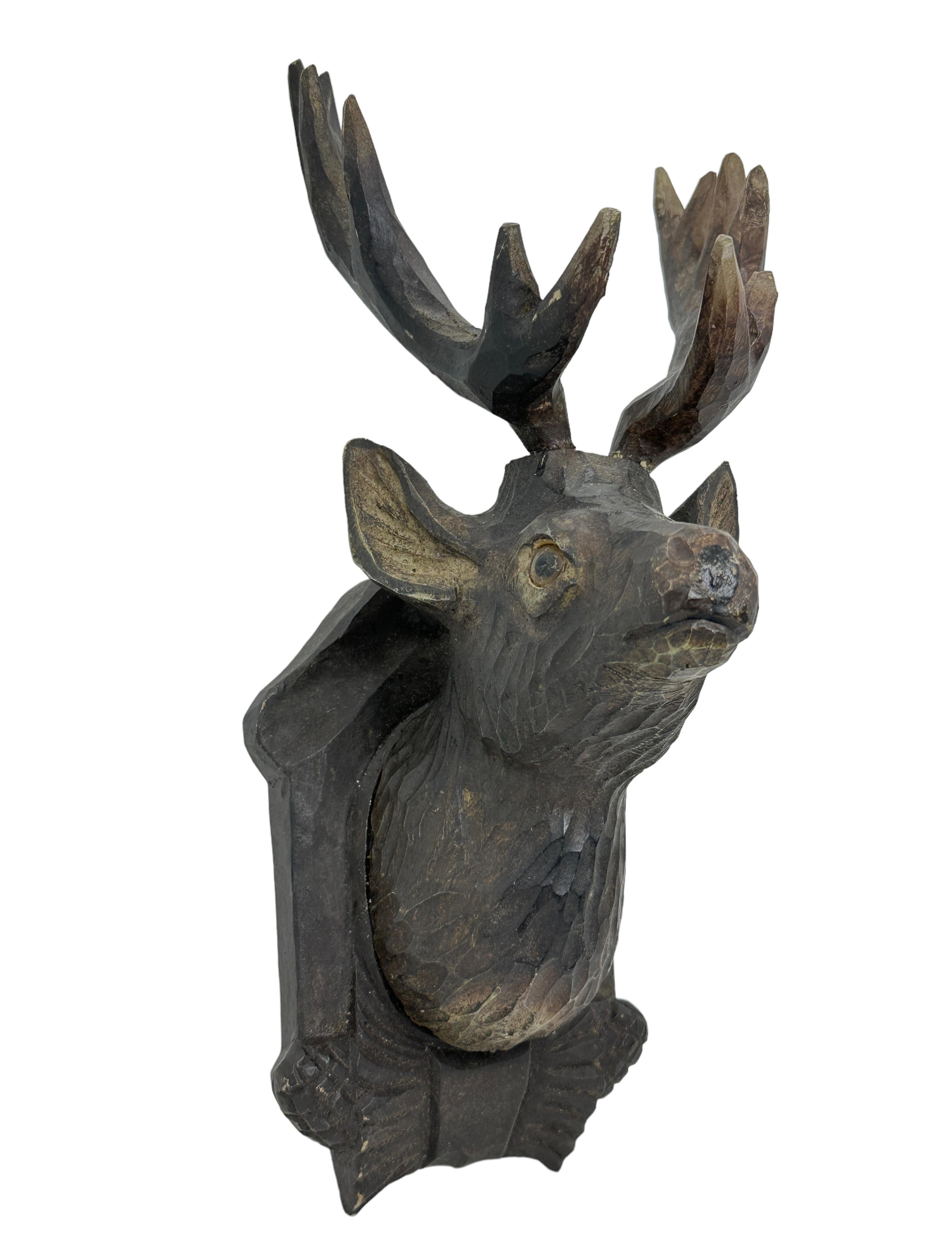 Sculpté à la main Tête de cerf en bois sculpté de la Forêt-Noire avec yeux en verre, XIXe siècle en vente