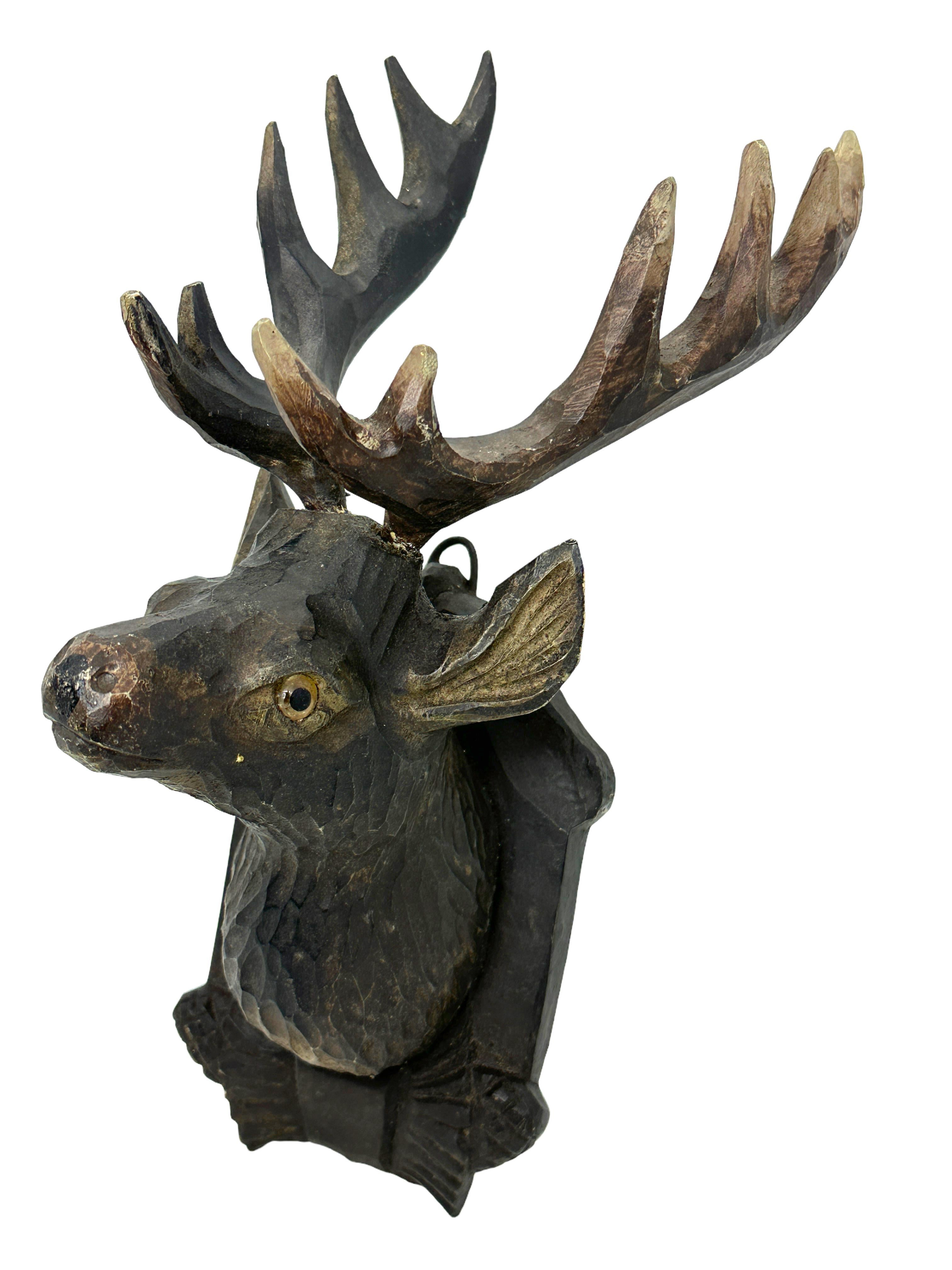 Tête de cerf en bois sculpté de la Forêt-Noire avec yeux en verre, XIXe siècle Bon état - En vente à Nuernberg, DE