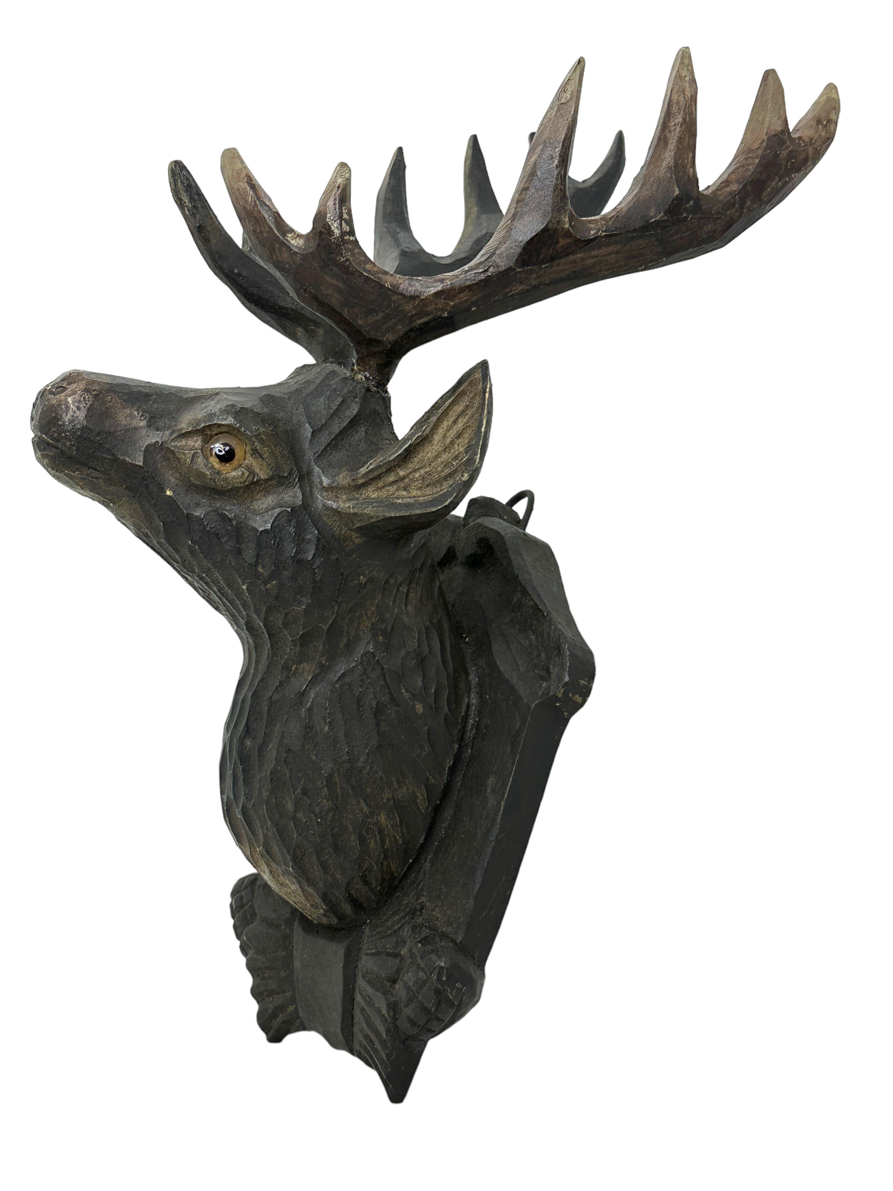 Tête de cerf en bois sculpté de la Forêt-Noire avec yeux en verre, XIXe siècle en vente 1
