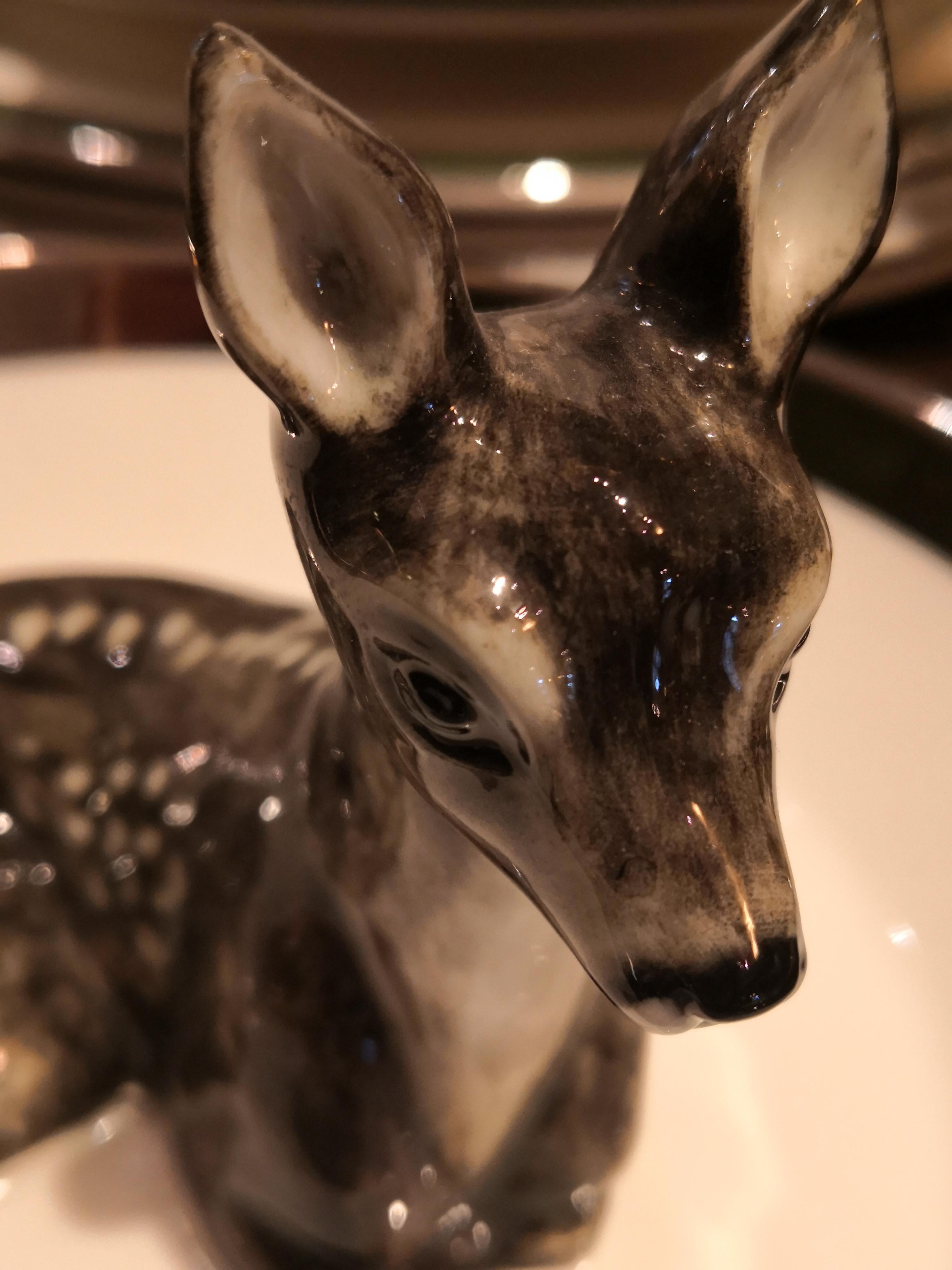 Vollständig handgefertigte Porzellanschale mit einem freihändig gemalten Bambi in der Mitte der Schale. Die bezaubernde Bambi-Figur ist von Hand in Schwarz gemalt und sitzt in der Mitte der Schale. Die Porzellanschale ist von Hand mit Platin
