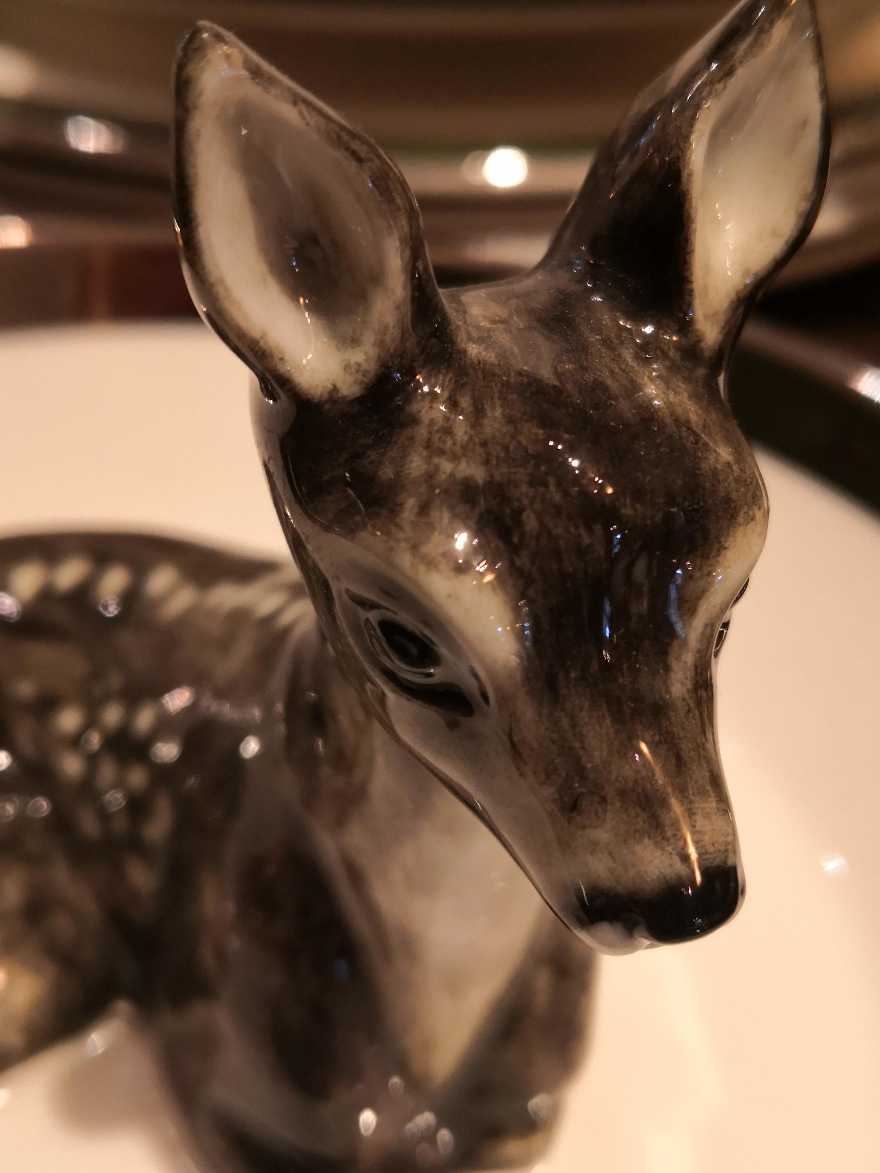Bol en porcelaine entièrement fait à la main avec un bambi peint mains libres au centre du bol. La charmante figure de Bambi est peinte à la main en noir et trône au milieu du plat. Le plat en porcelaine est cerclé de platine à la main. Livré