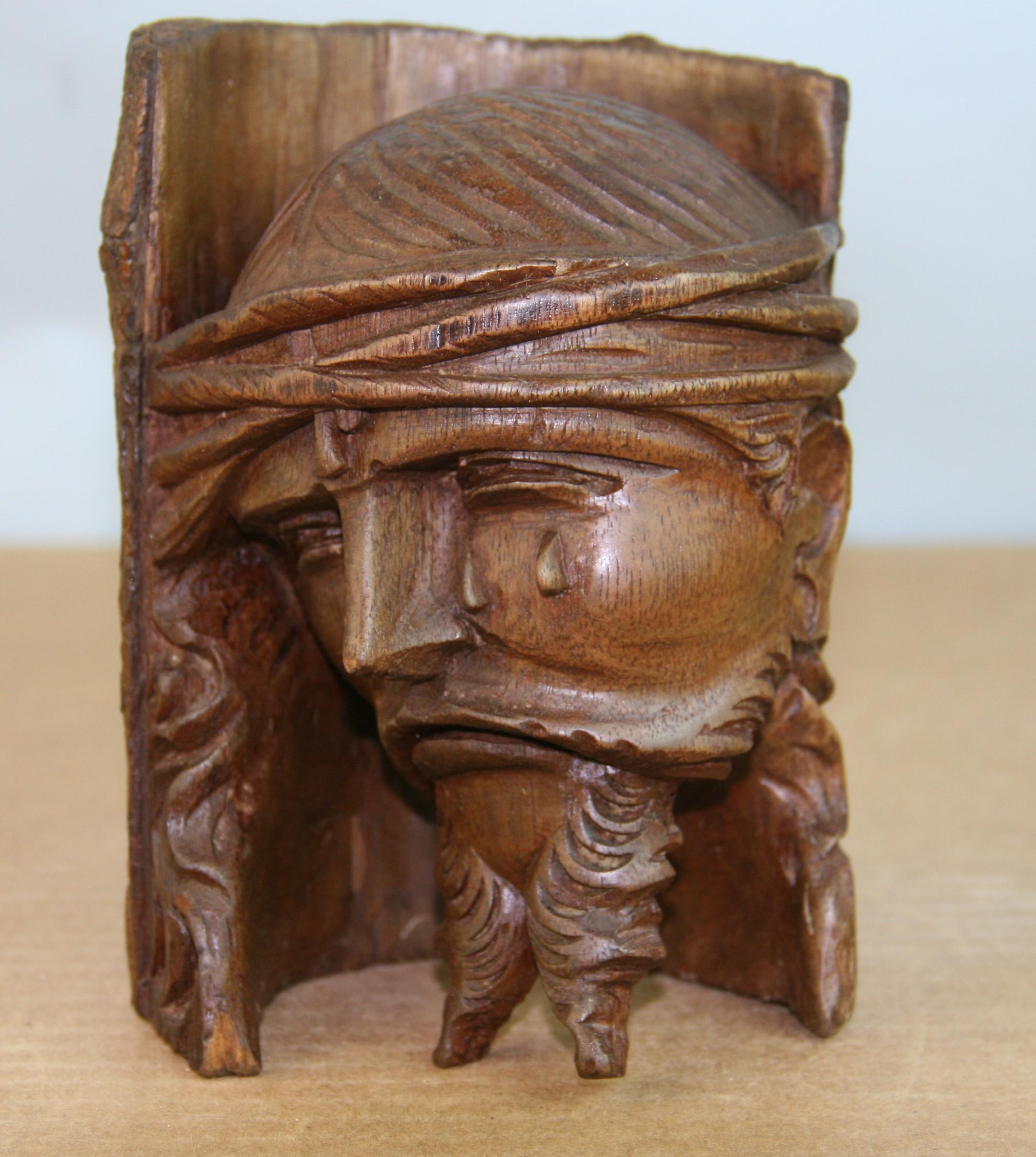 3-1056 Handgeschnitzte Figur aus schwarzem Nussbaumholz, die Christus auf einem Ast darstellt.