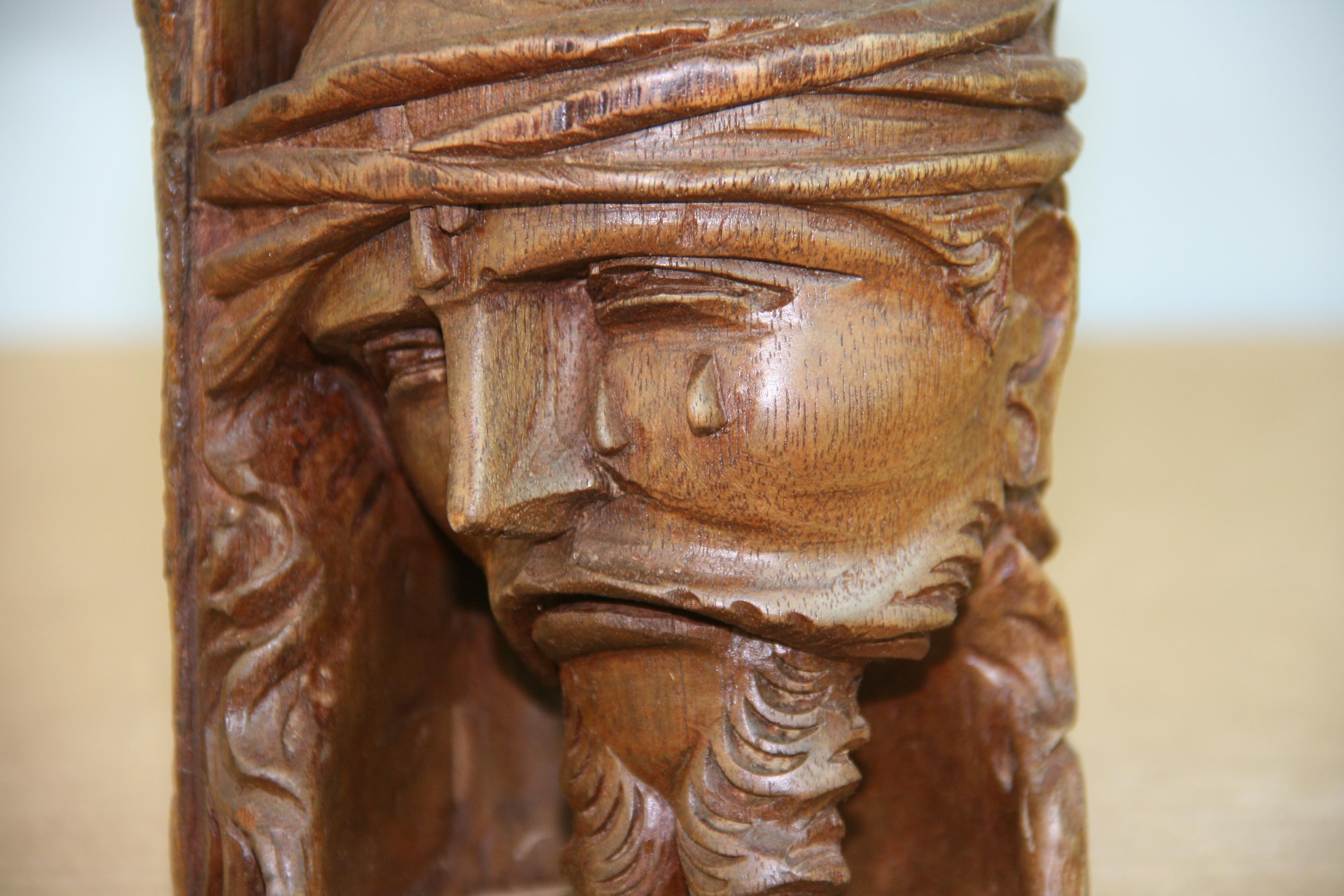 Allemand Sculpture du Christ en noyer noir sculptée à la main dans la Forêt Noire en vente