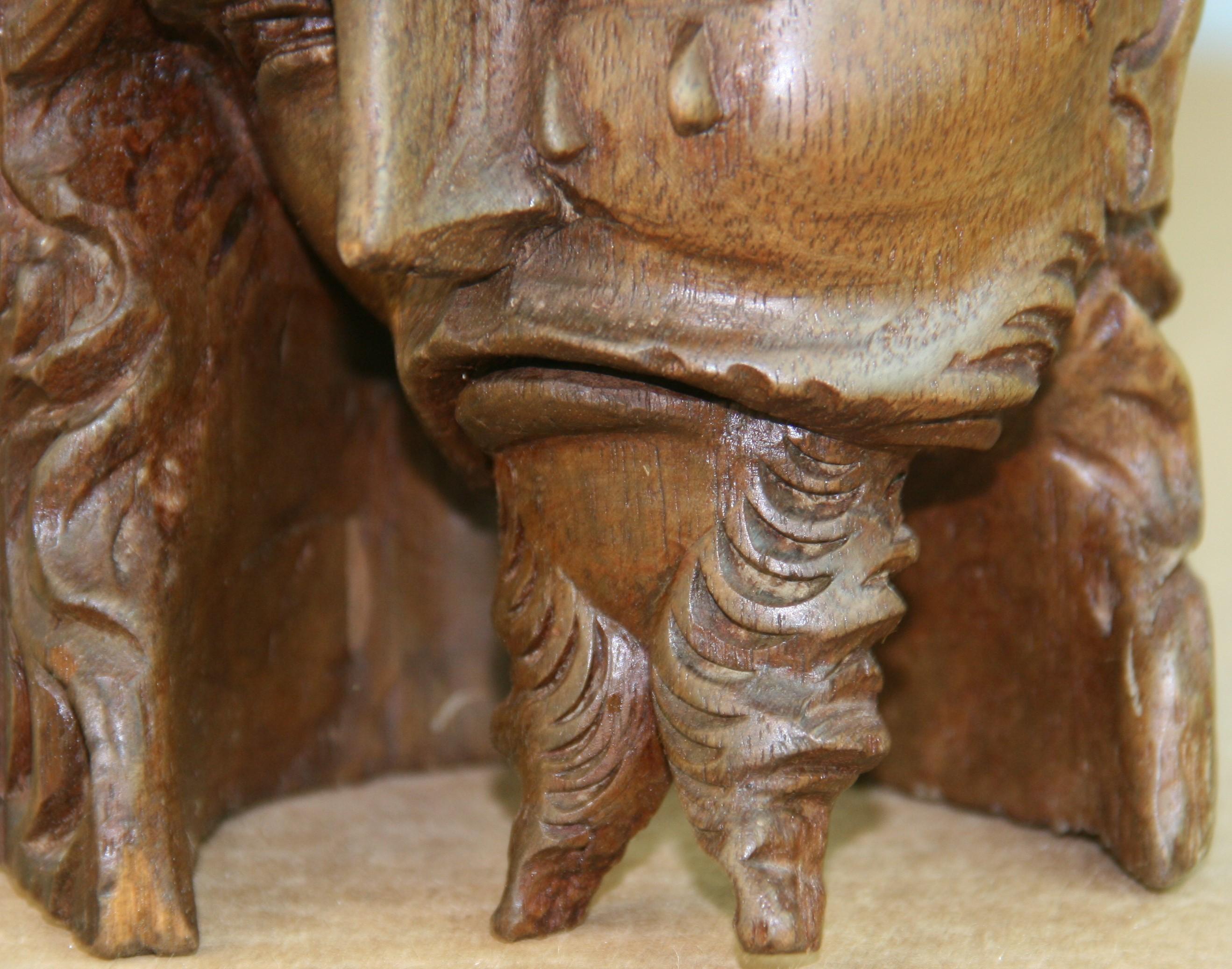 Schwarzwälder handgeschnitzte Christ-Figuren-Skulptur aus schwarzem Walnussholz im Zustand „Gut“ im Angebot in Douglas Manor, NY