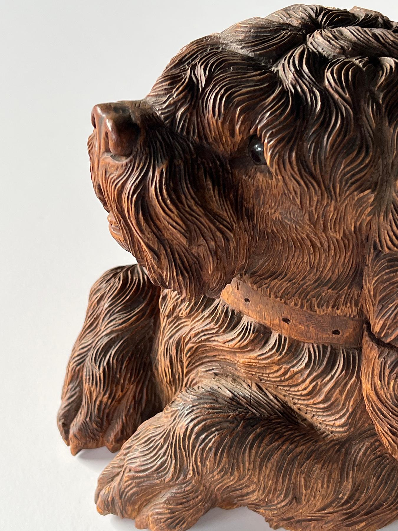Forêt-Noire JAR à tabac en forme de tête de chien, sculpté à la main à la manière de Walter Mader, Black Forest en vente