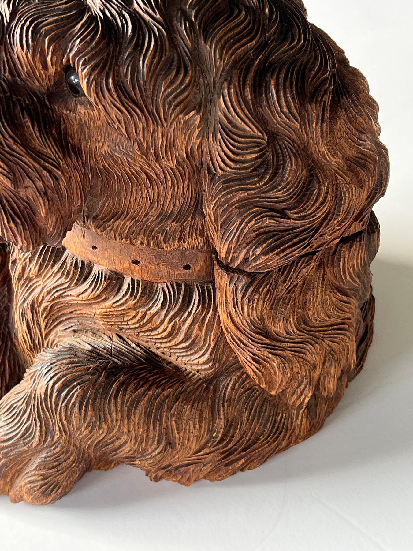 Suisse JAR à tabac en forme de tête de chien, sculpté à la main à la manière de Walter Mader, Black Forest en vente