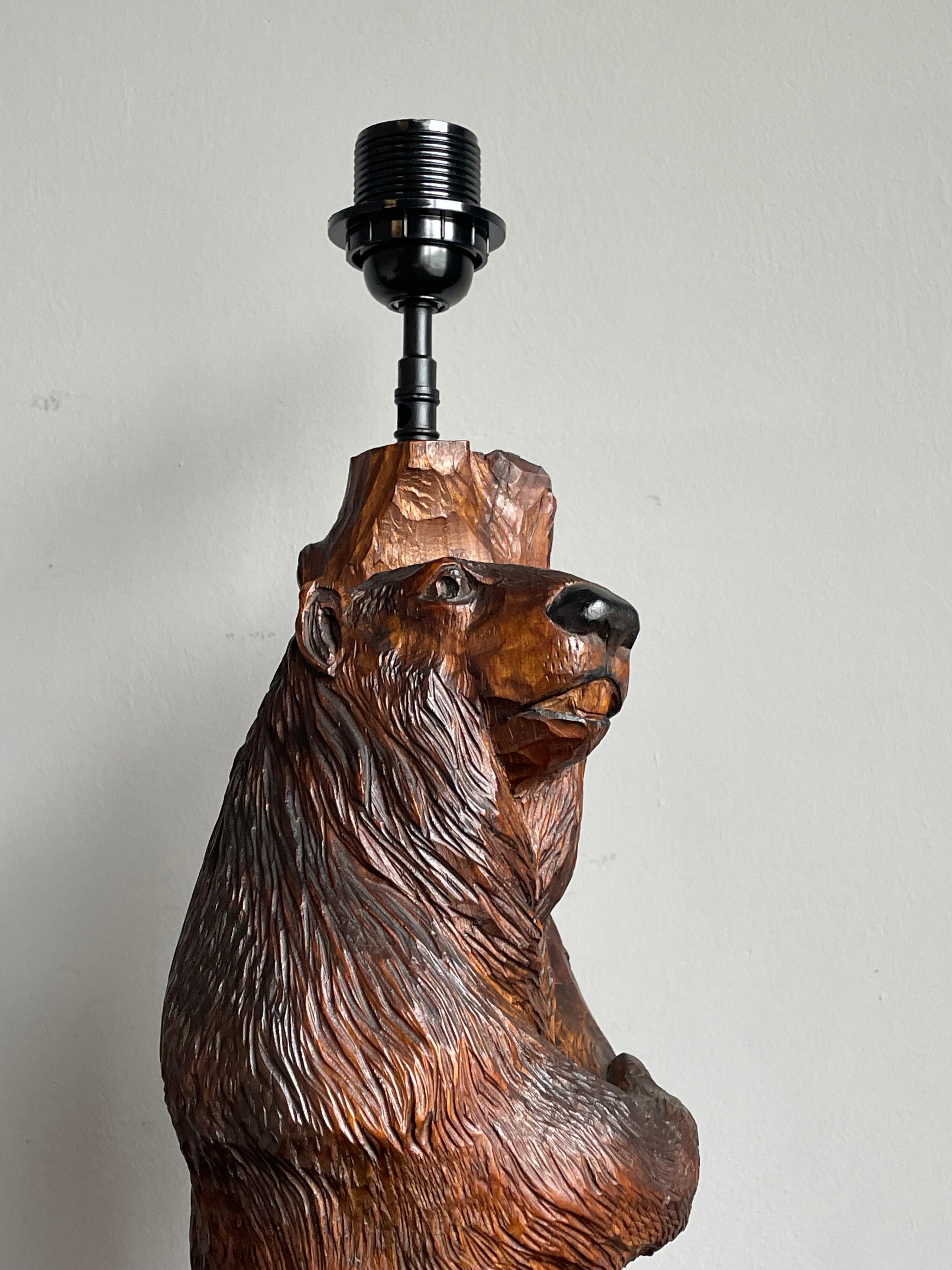 Black Forest Hand Carved Large & Extremely Rare Beaver and Bear Pair Table Lamps In Excellent Condition For Sale In Lisse, NL