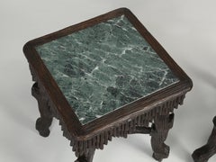 Paar handgeschnitzte Schwarzwald-Beistelltische aus der Schweiz mit Marmorplatten, um 1800