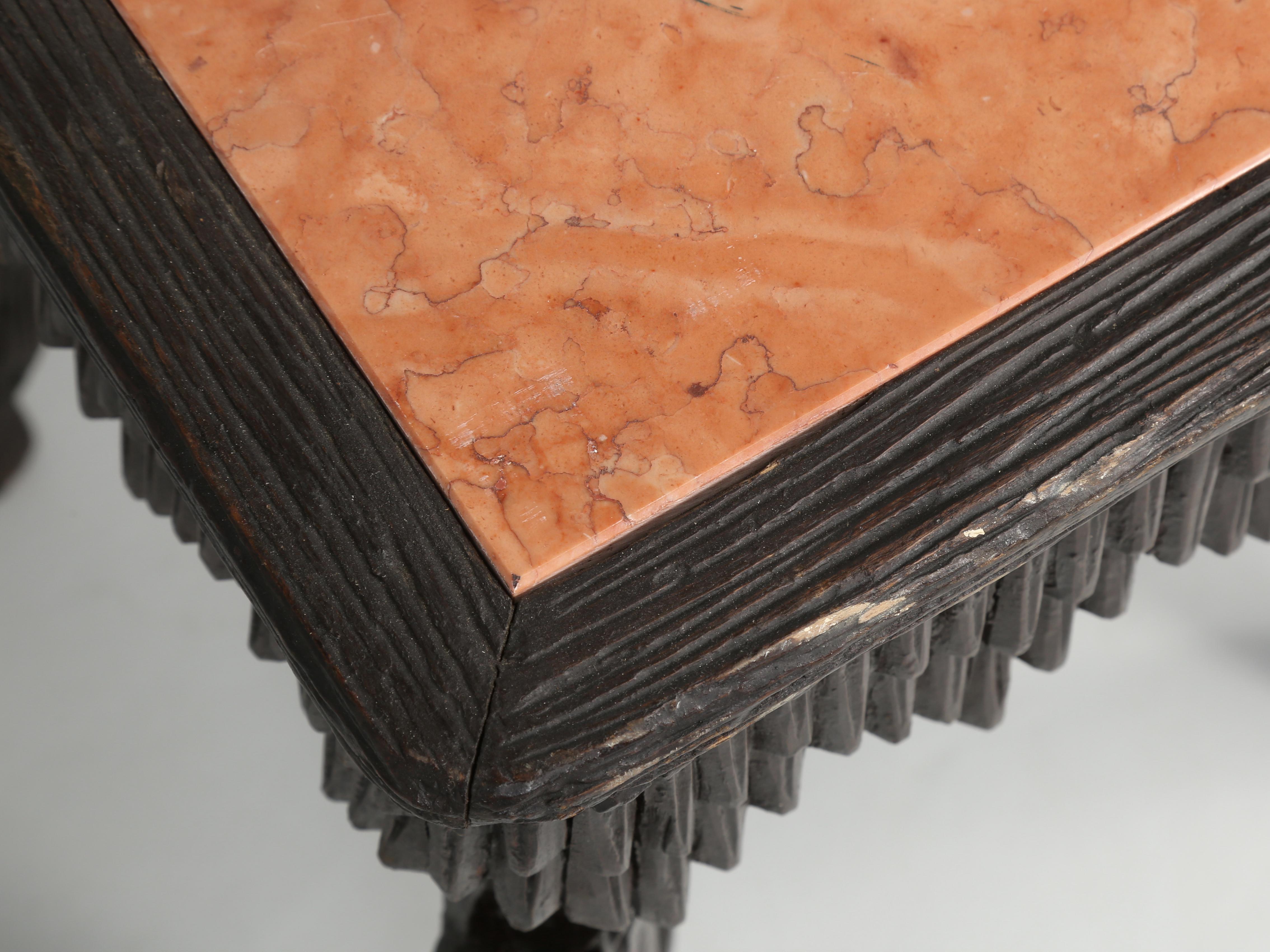 Paar handgeschnitzte Schwarzwälder Beistelltische mit Marmorplatten, Schweiz, um 1800 (Handgeschnitzt) im Angebot