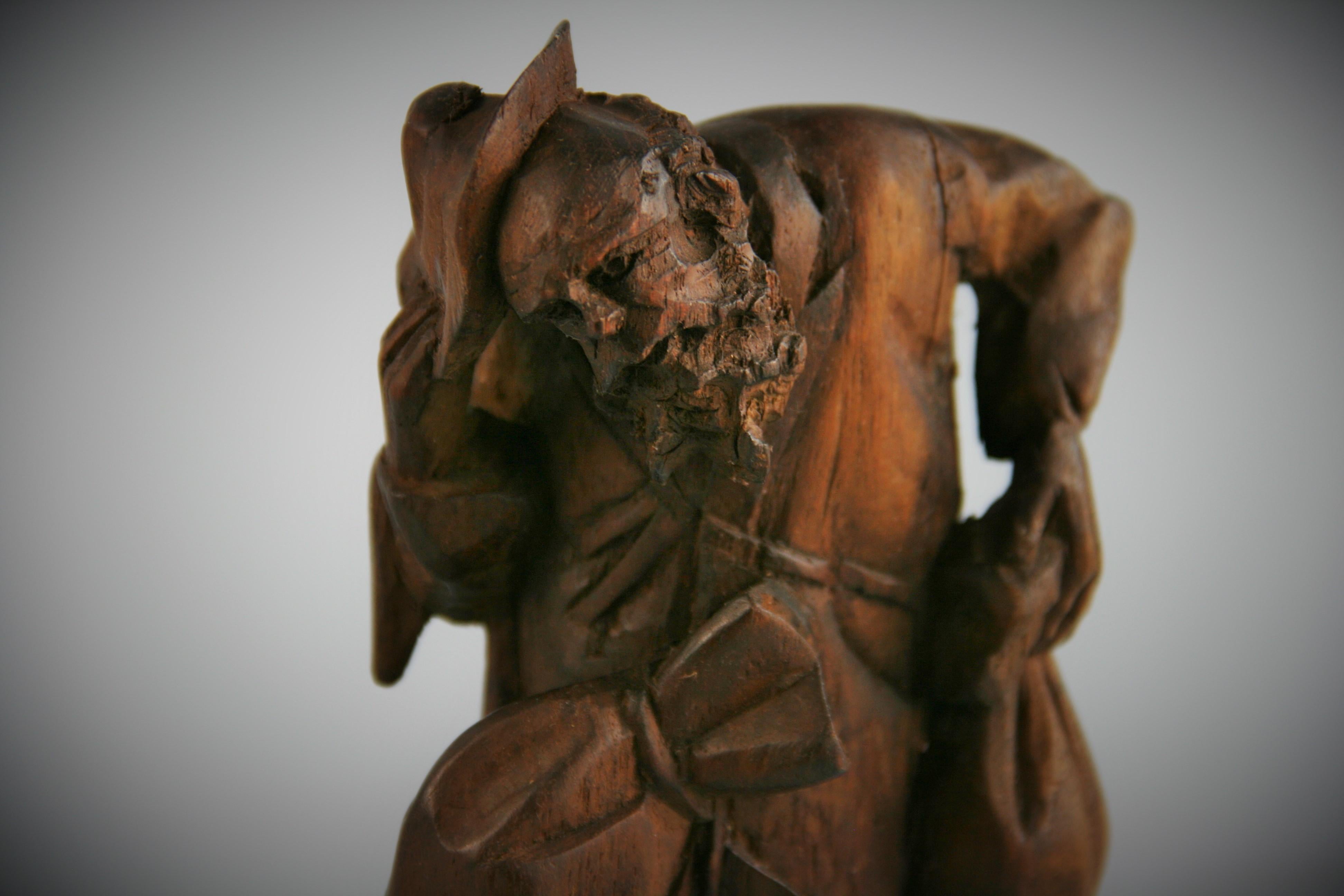 Black Forest Hand Carved Walnut Figural Traveler Sculpture In Good Condition For Sale In Douglas Manor, NY