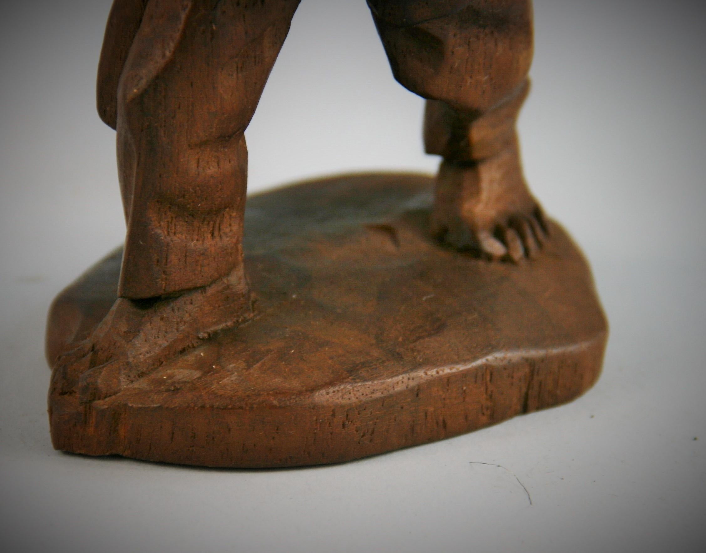 Black Forest Hand geschnitzt Nussbaum Figural Traveler Skulptur (Walnuss) im Angebot