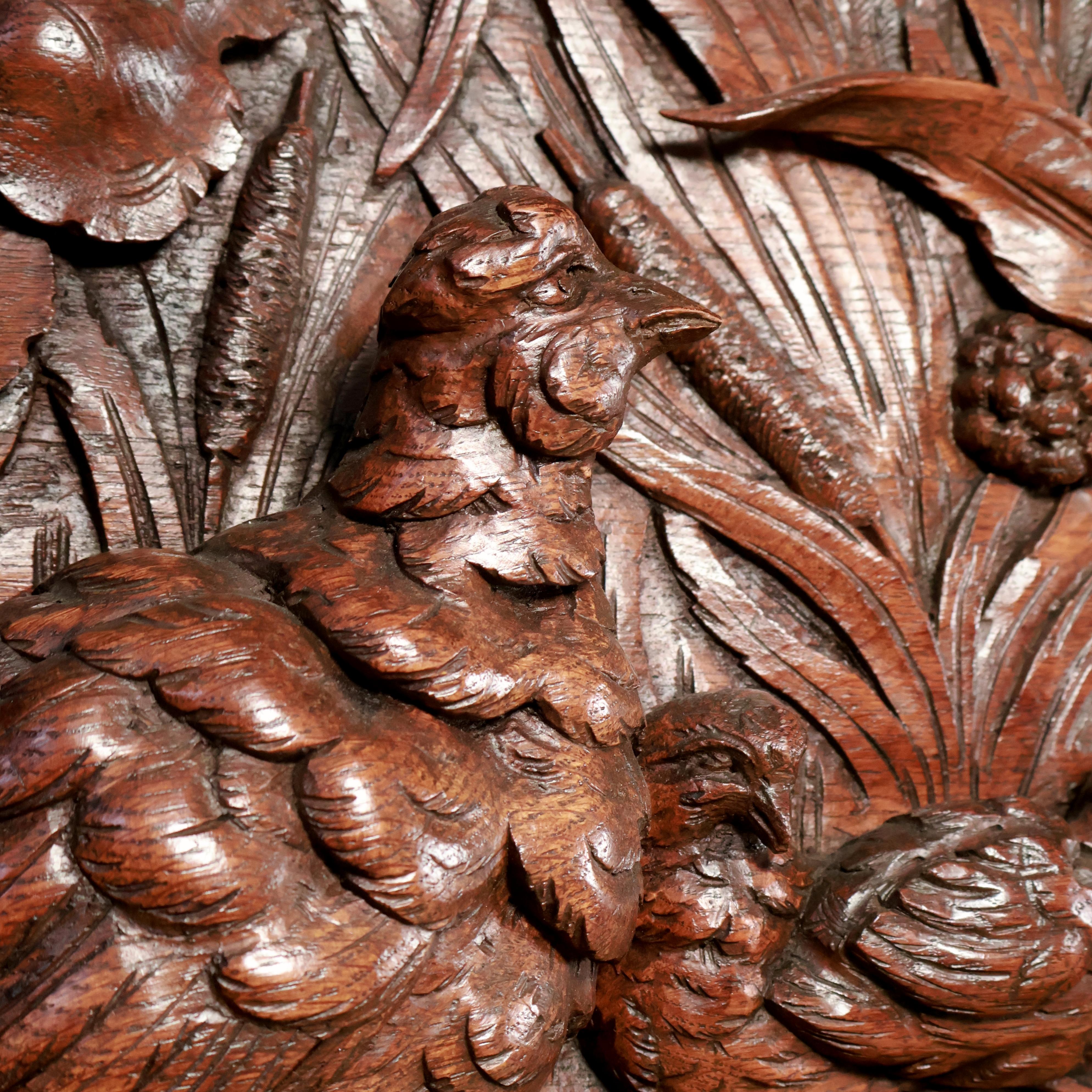 Plaque en noyer de la fin du XIXe siècle, sculptée à la main en forêt noire, avec des cailles, signée Lejaar, France, 1880. Sculptée à la main en France, cette suspension murale de collection représente des cailles sauvages et leurs petits sur un