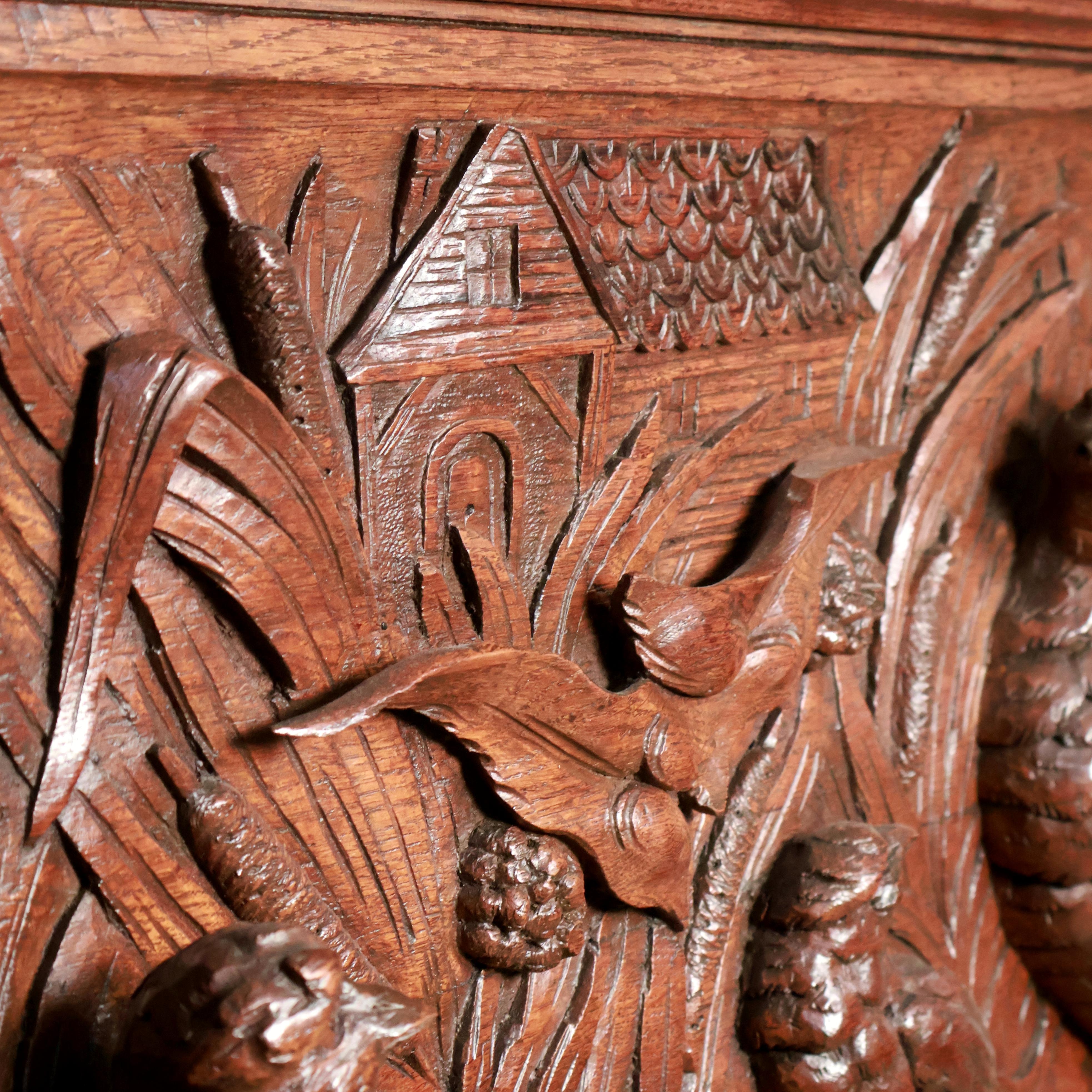 Forêt-Noire Plaque en noyer sculptée à la main avec des cailles, signée Lejaar, France, 1880. en vente