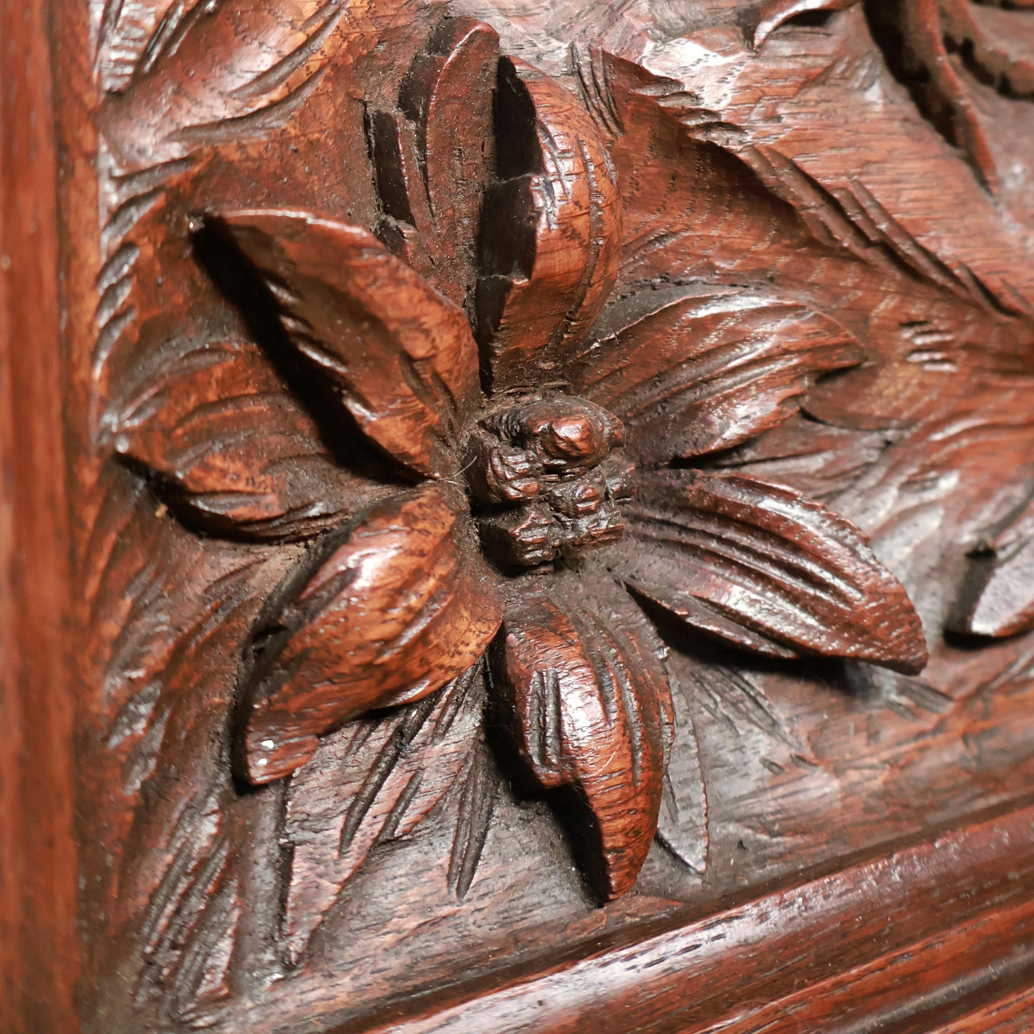 Français Plaque en noyer sculptée à la main avec des cailles, signée Lejaar, France, 1880. en vente