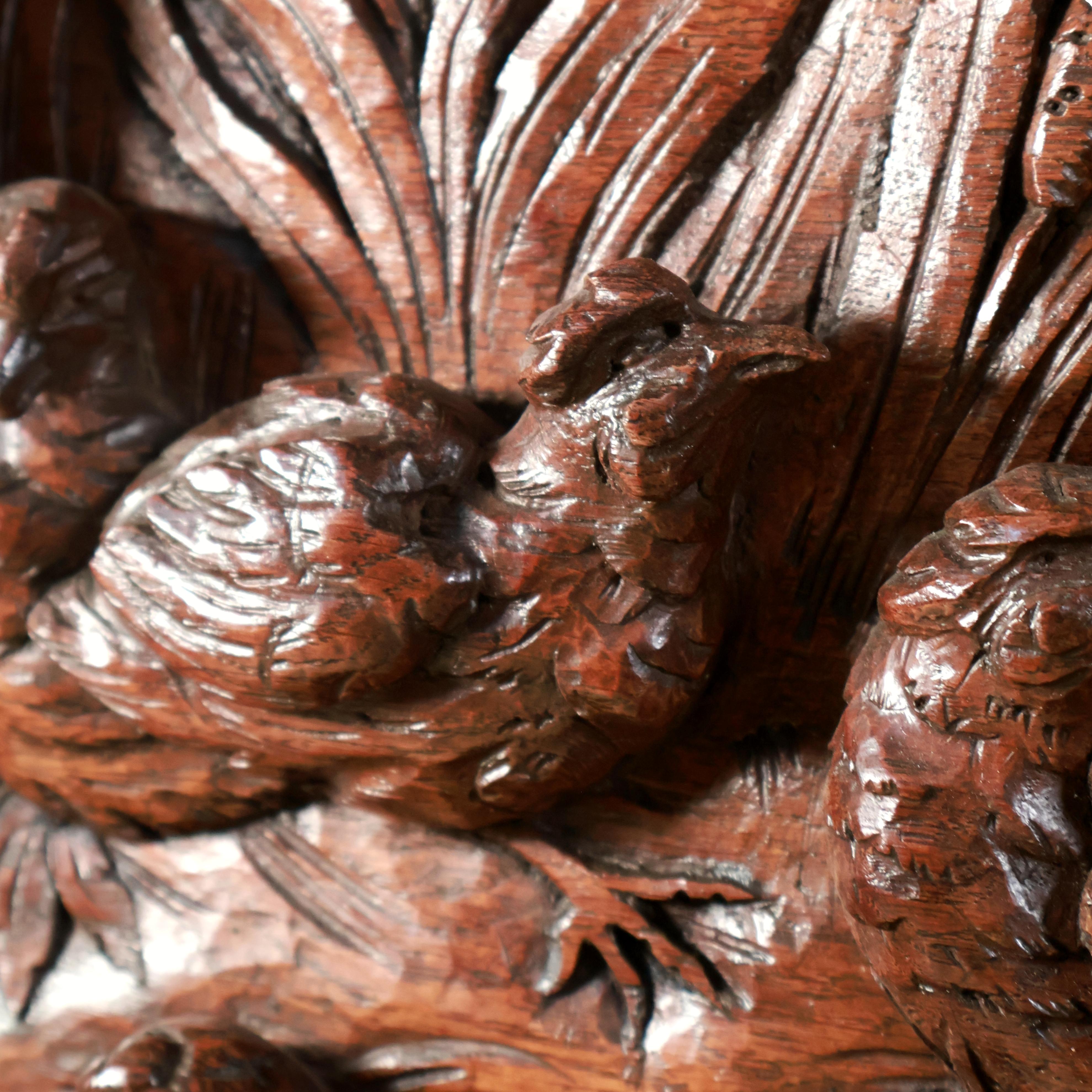 Sculpté Plaque en noyer sculptée à la main avec des cailles, signée Lejaar, France, 1880. en vente