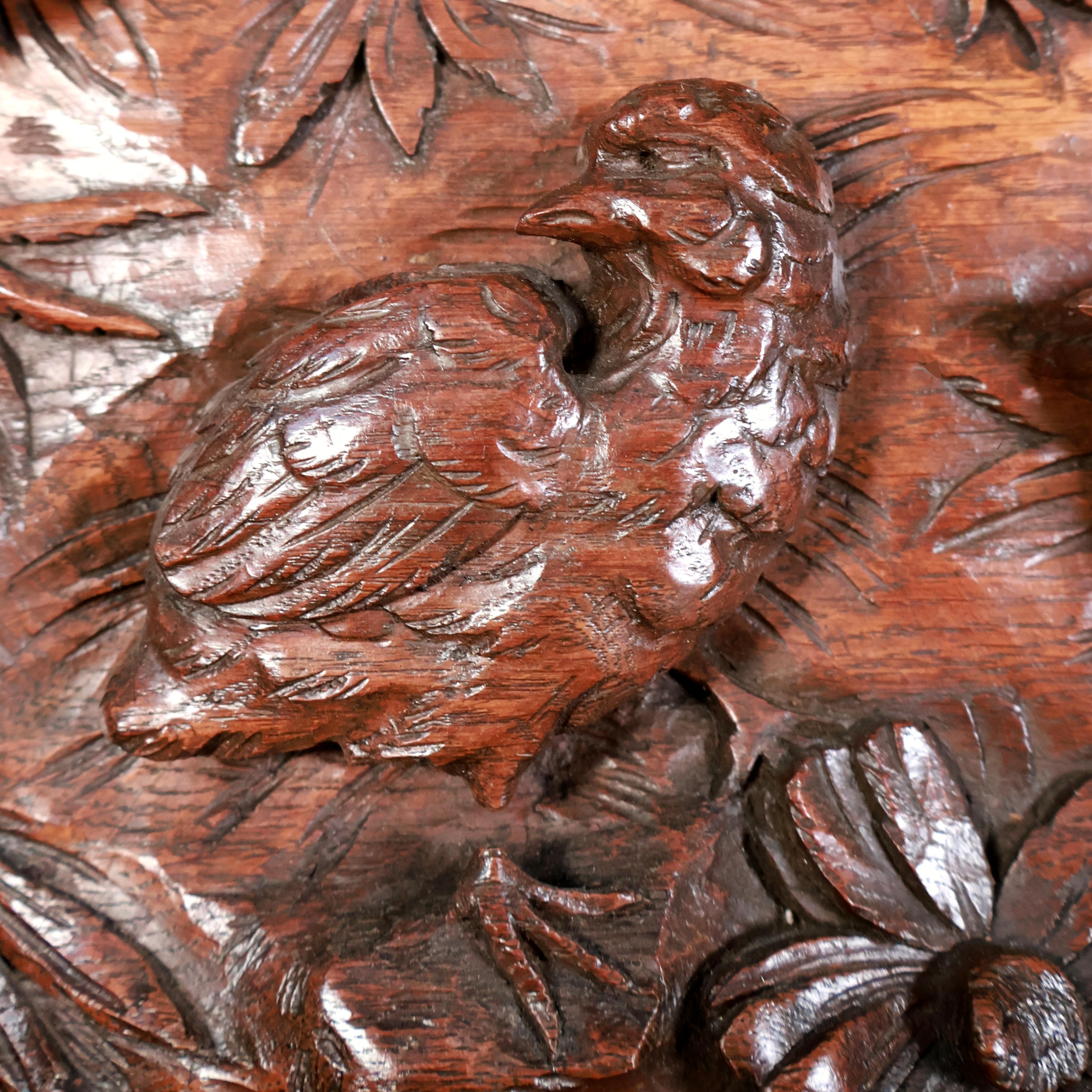 Plaque en noyer sculptée à la main avec des cailles, signée Lejaar, France, 1880. Bon état - En vente à Banner Elk, NC