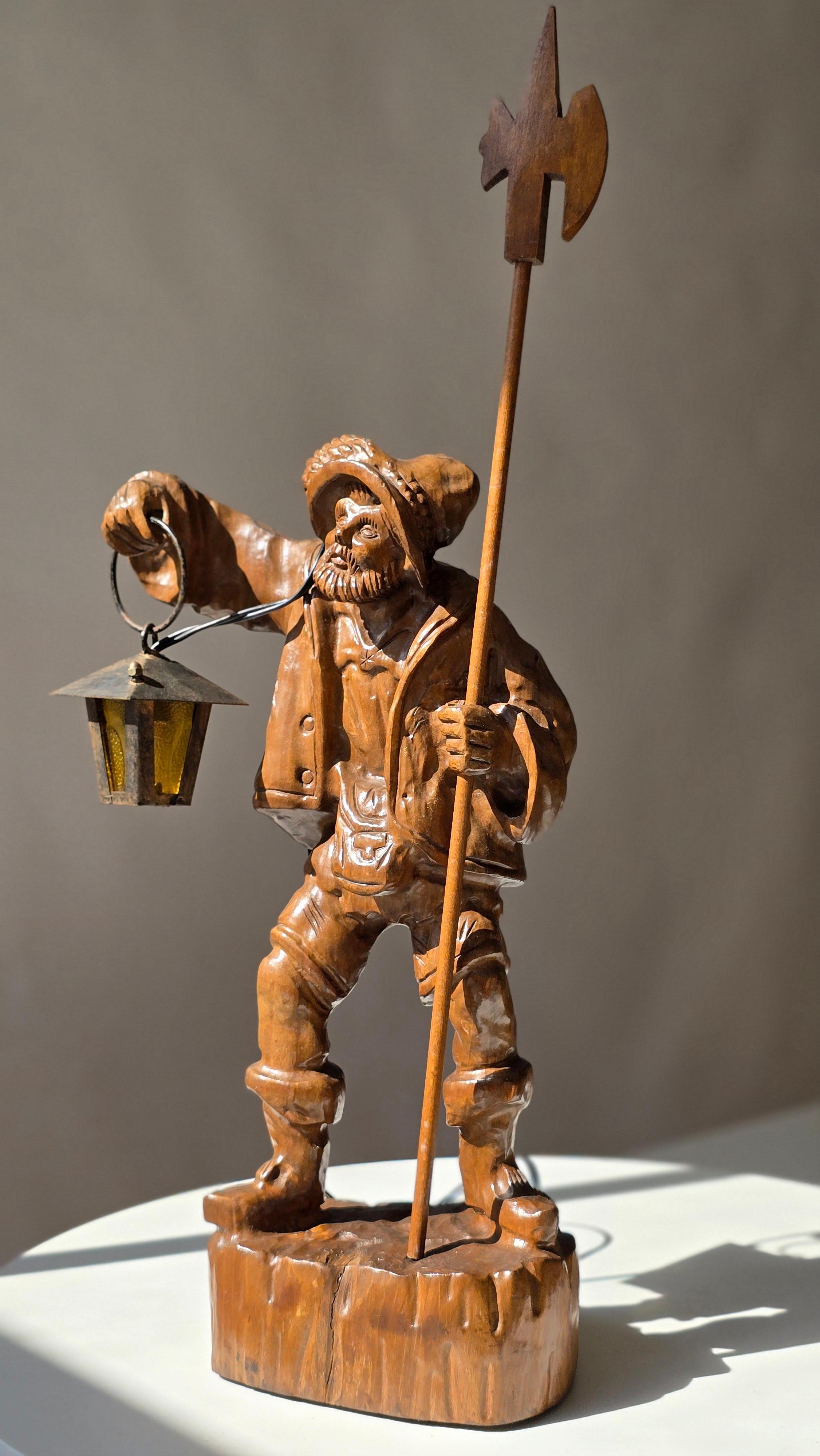 Black Forest Handgeschnitzte Nachtwächterlampe aus Holz, ca. 1950er Jahre (Schwarzwald) im Angebot