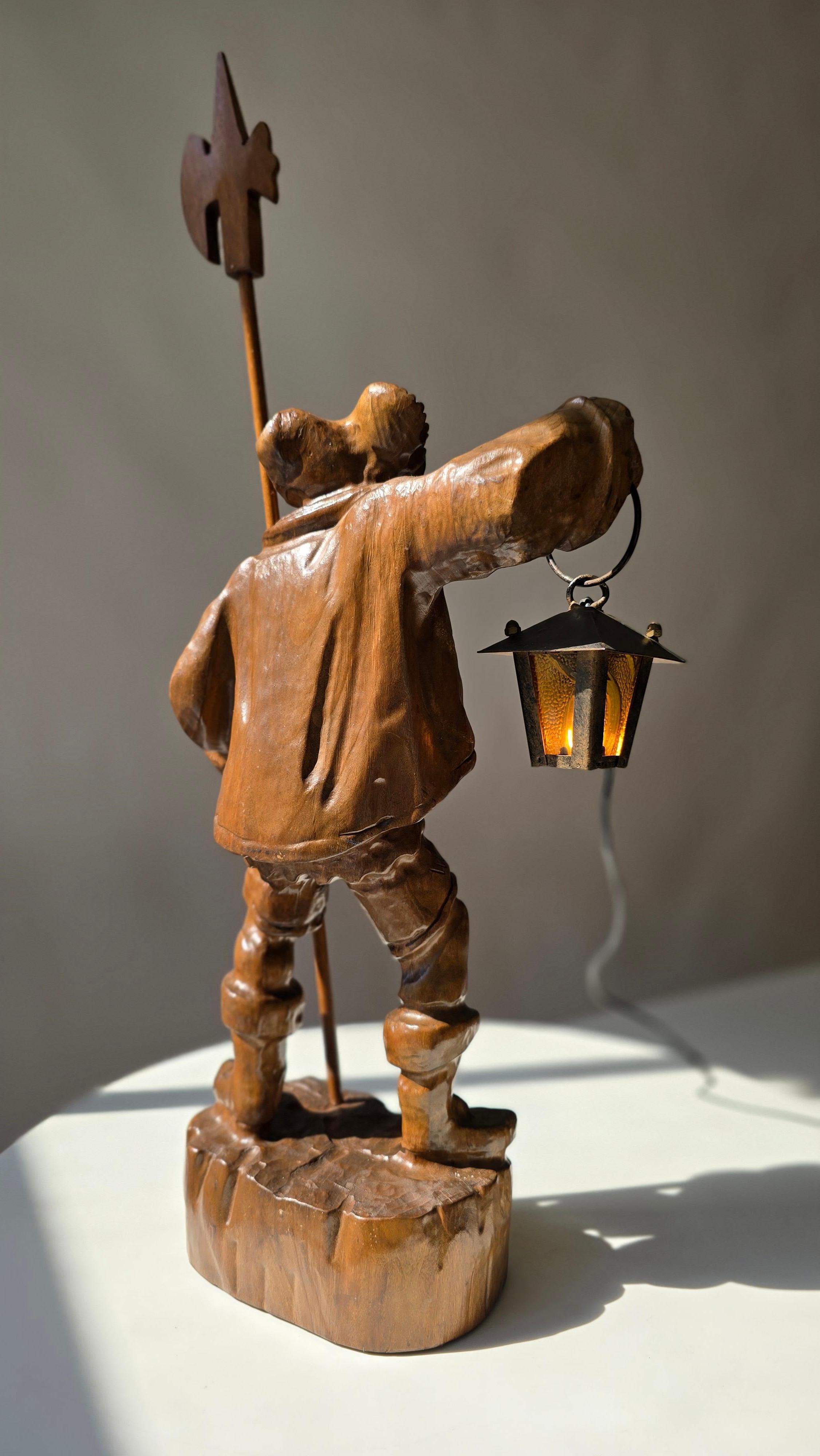 Black Forest Handgeschnitzte Nachtwächterlampe aus Holz, ca. 1950er Jahre (Deutsch) im Angebot