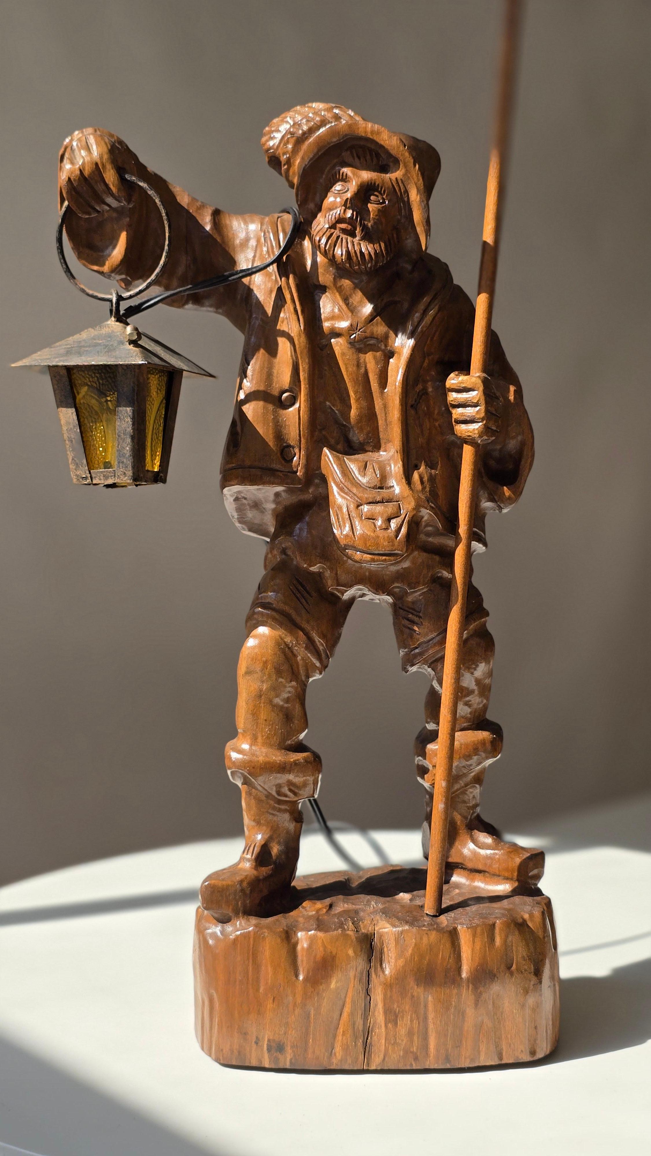 Black Forest Handgeschnitzte Nachtwächterlampe aus Holz, ca. 1950er Jahre im Zustand „Gut“ im Angebot in Antwerp, BE