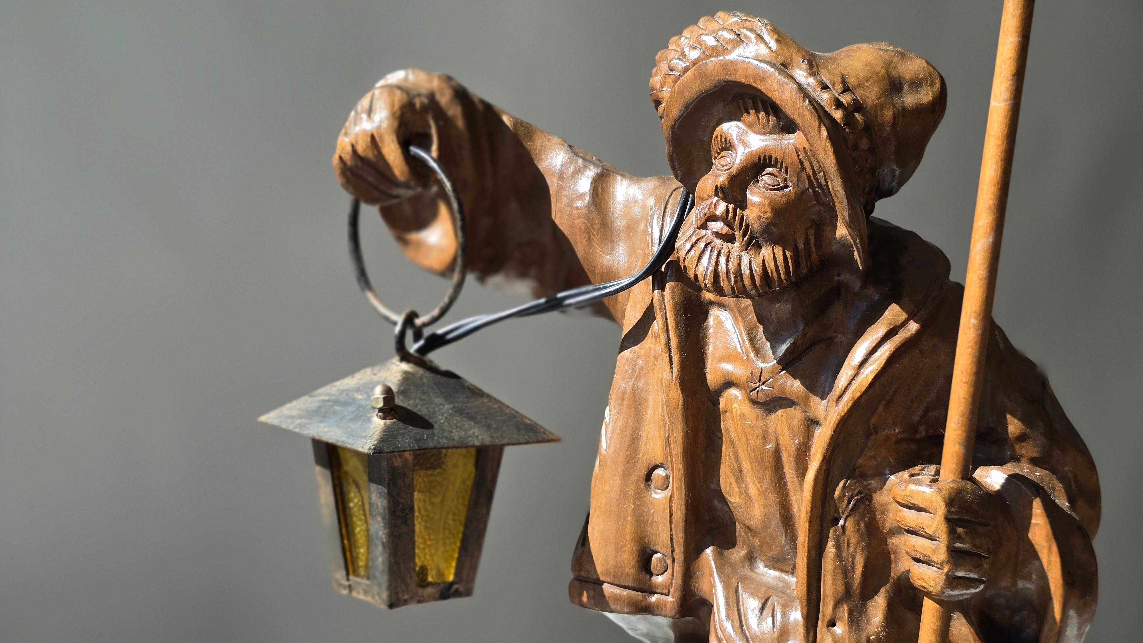 Black Forest Handgeschnitzte Nachtwächterlampe aus Holz, ca. 1950er Jahre (20. Jahrhundert) im Angebot