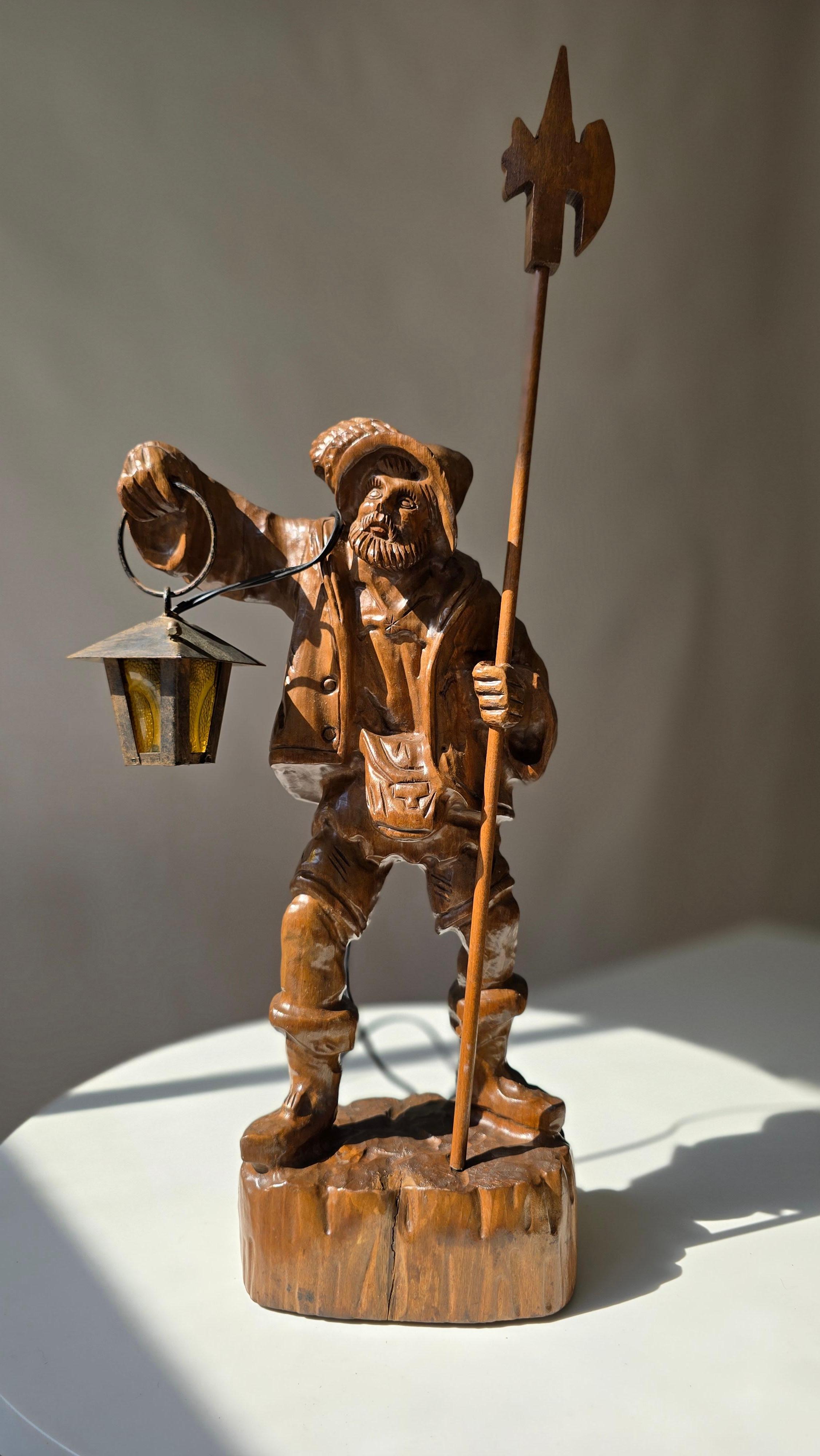 Black Forest Handgeschnitzte Nachtwächterlampe aus Holz, ca. 1950er Jahre (Metall) im Angebot