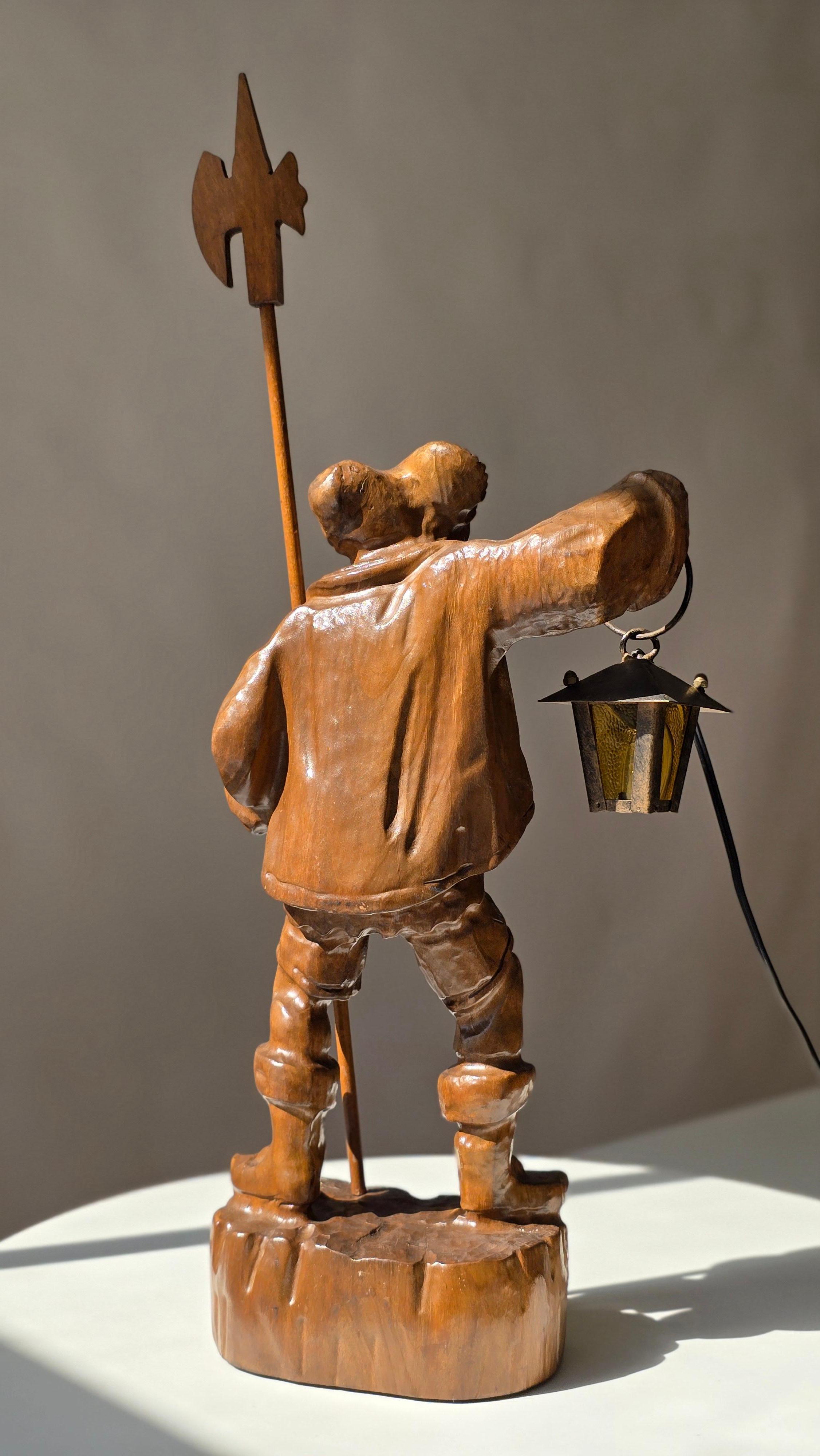 Black Forest Handgeschnitzte Nachtwächterlampe aus Holz, ca. 1950er Jahre im Angebot 1