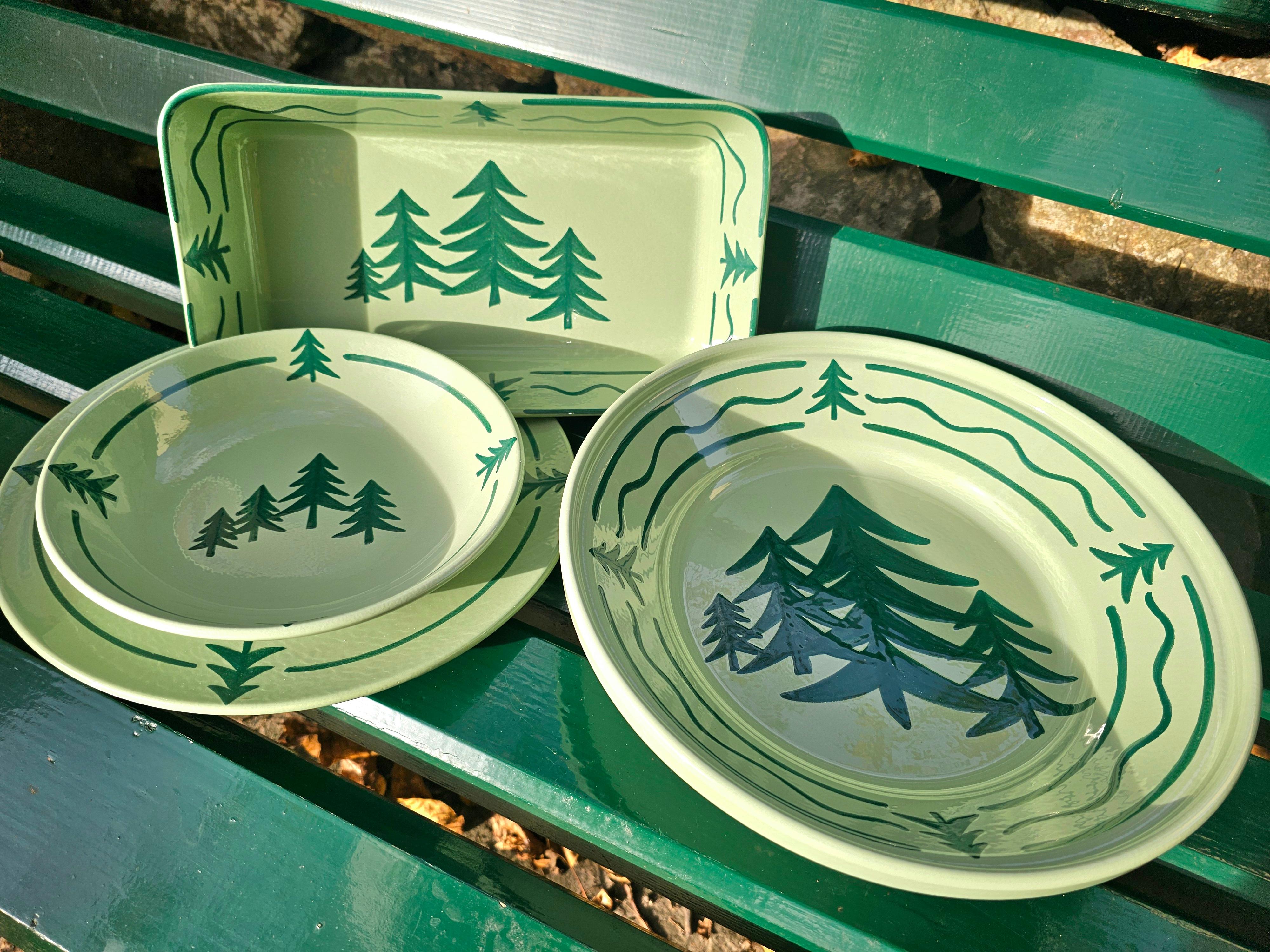 Plat rectangulaire à mains libres en poterie peinte d'Autriche dans le style de la Forêt-Noire. Poterie émaillée Grren ornée d'un décor d'arbre peint à la main en vert sur tout le pourtour. On y voit des arbres dans le fond et une guirlande verte