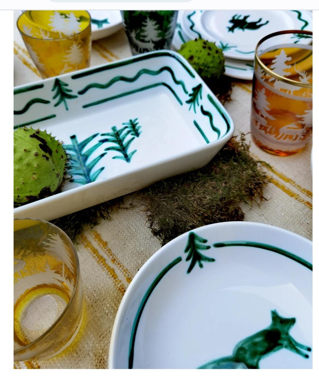 Plat rectangulaire à mains libres en poterie peinte d'Autriche dans le style de la Forêt-Noire. Décorée d'un arbre peint à la main en vert sur tout le pourtour. On y voit des arbres dans le fond et une guirlande verte peinte à la main autour.