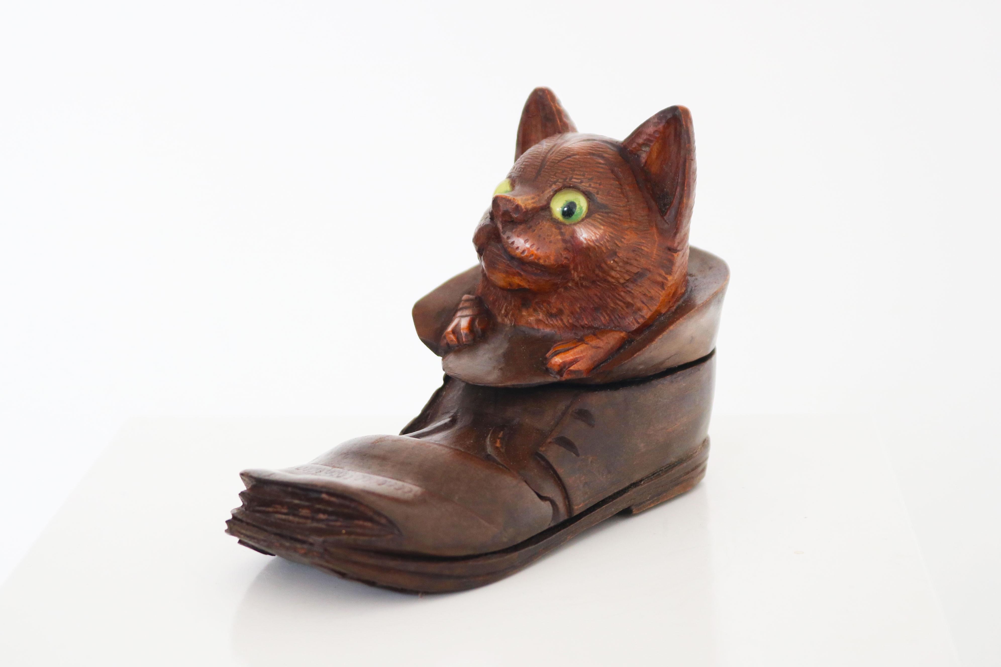 Magnifique et rare encrier / accessoire de bureau suisse de la Forêt Noire du 19e siècle, entièrement sculpté à la main, représentant un chat dans une botte.
Le chat est très détaillé avec des yeux de verre, un charme parfait enfermé par le bois.