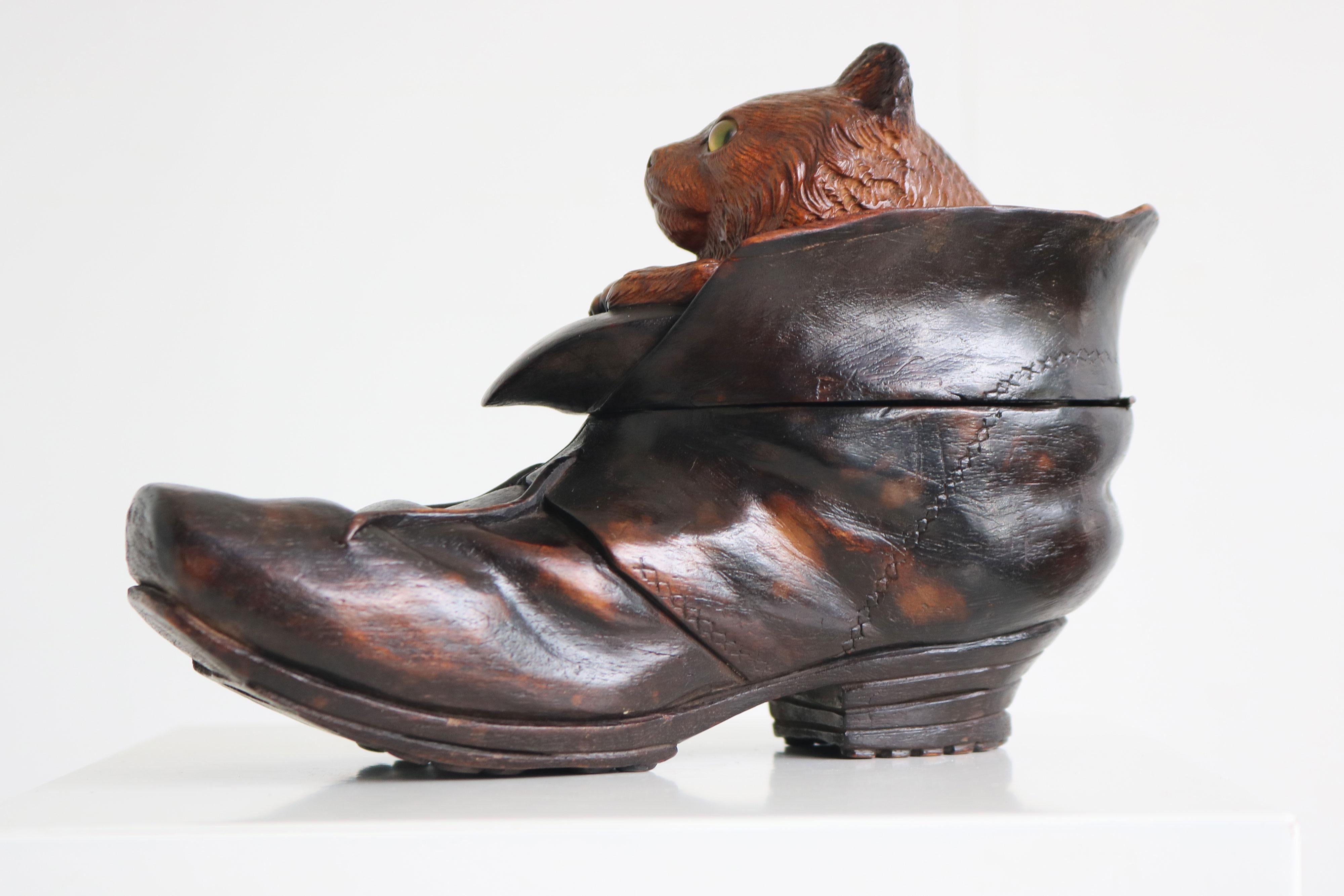 Black Forest inkwell cat in boot Swiss Antique 19th Century hand carved glass In Good Condition For Sale In Ijzendijke, NL