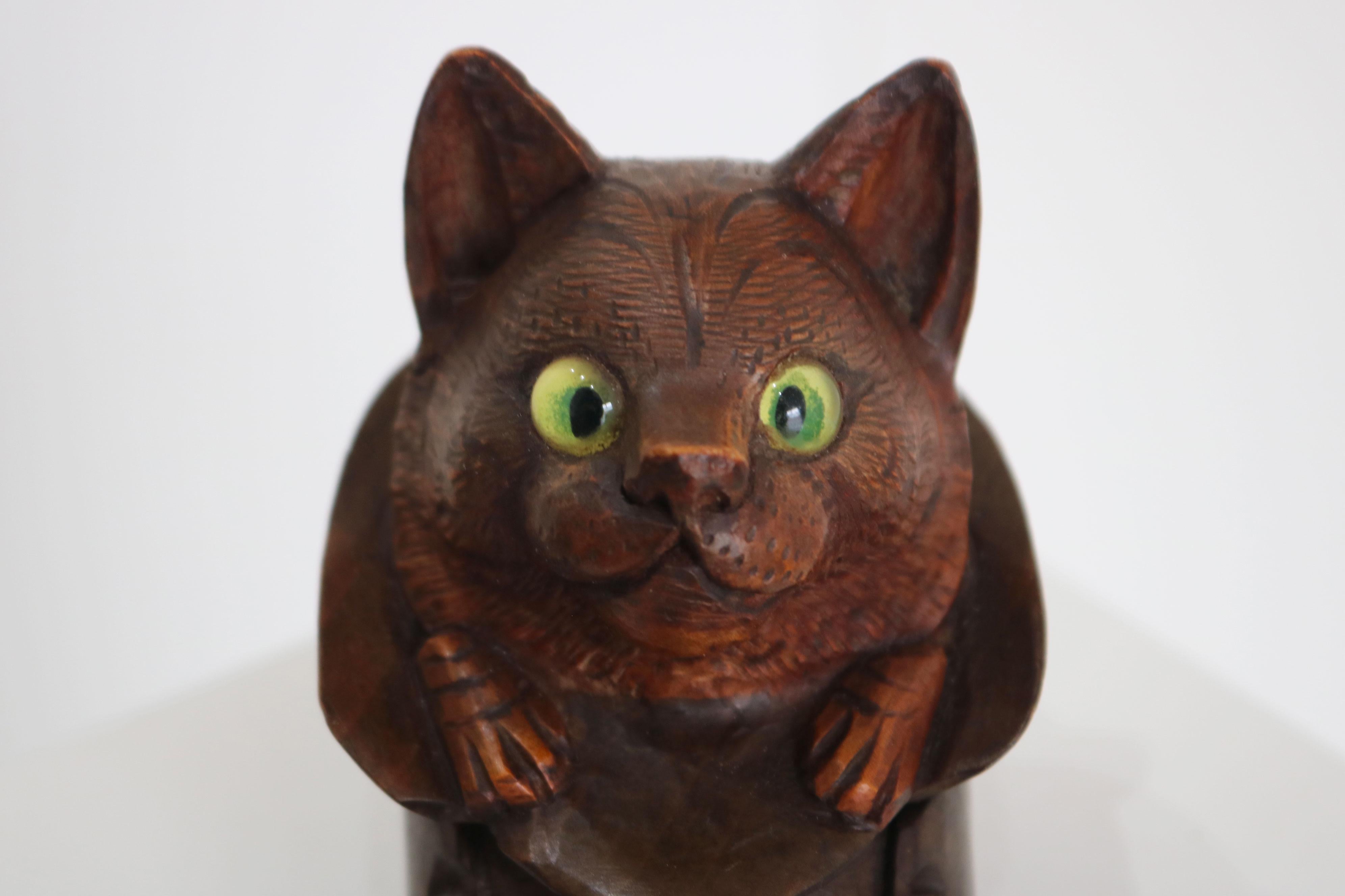 Sculpté à la main Encrier Black Forest chat en botte Suisse Antique 19ème siècle verre sculpté à la main en vente