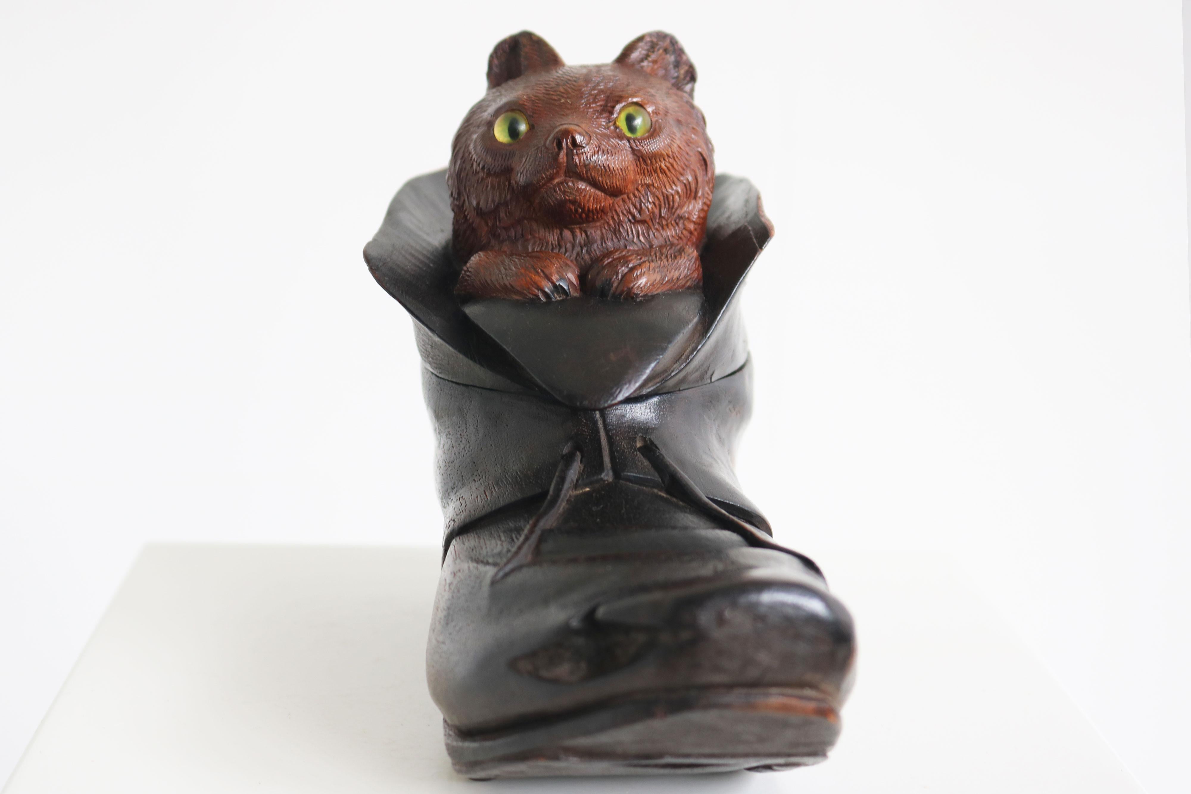 Black Forest Tintenfass Katze im Stiefel Schweizer Antike 19. Jahrhundert handgeschnitztes Glas (Handgeschnitzt) im Angebot