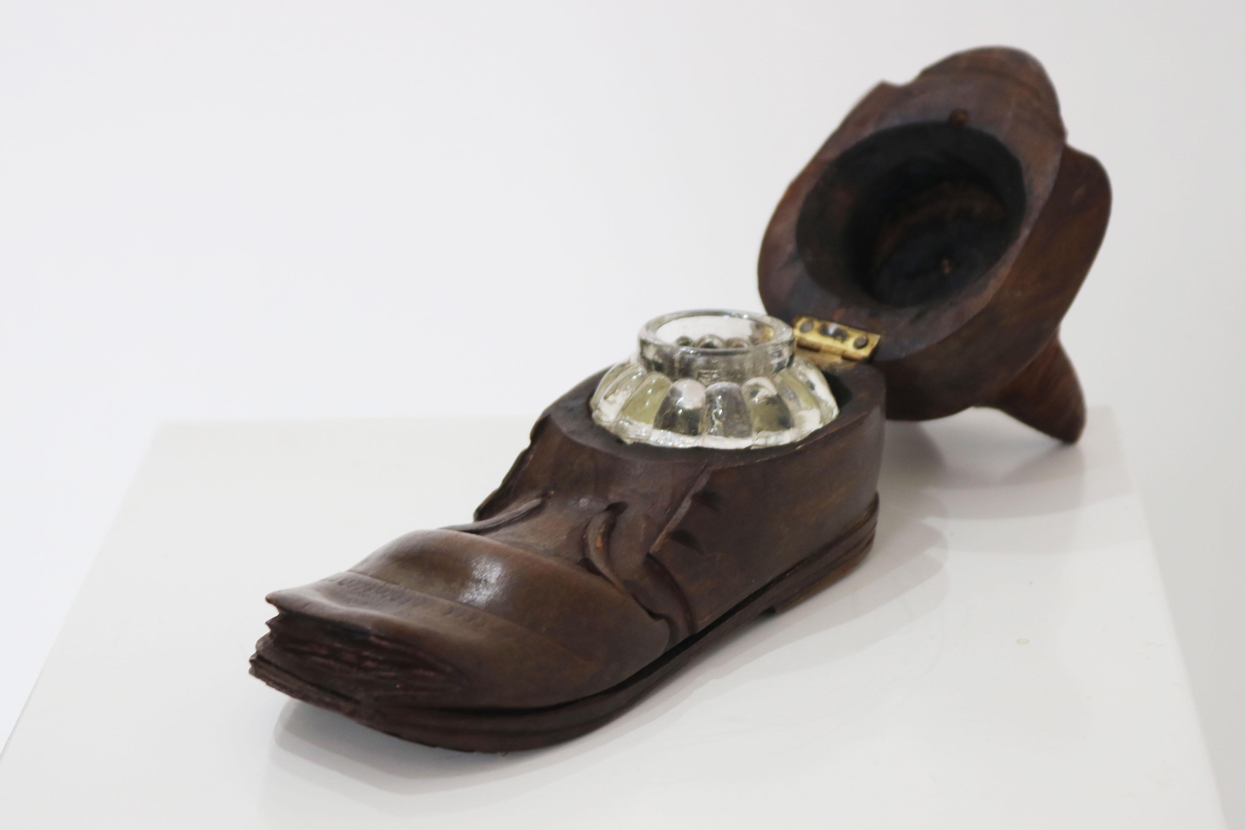 Encrier Black Forest chat en botte Suisse Antique 19ème siècle verre sculpté à la main Bon état - En vente à Ijzendijke, NL