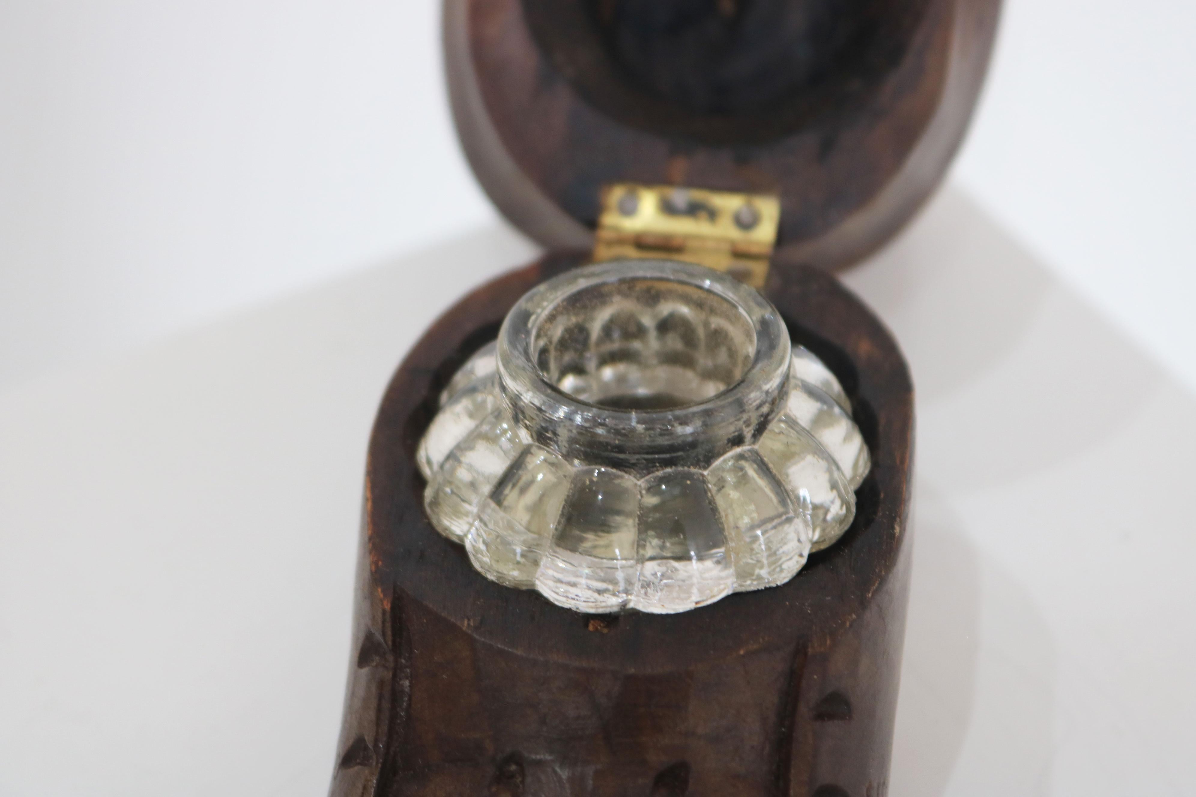 XIXe siècle Encrier Black Forest chat en botte Suisse Antique 19ème siècle verre sculpté à la main en vente