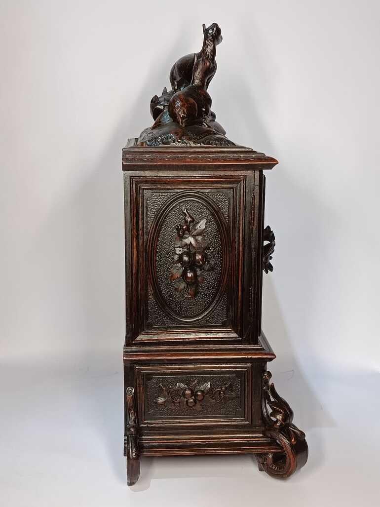 Joyero Black Forest
Origen: Alemania, circa 1900
Caja de madera tallada a mano
Excelente estado y recientemente pulido
Tiene dos puertas y dos cajones en la parte delantera
Su cerradura original está atascada pero se puede abrir y cerrar (no se