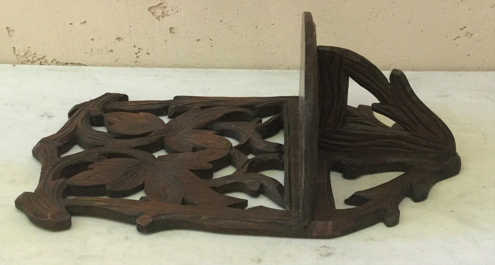 Antique Black Forest leaves pine wood wall bracket, circa 1900.