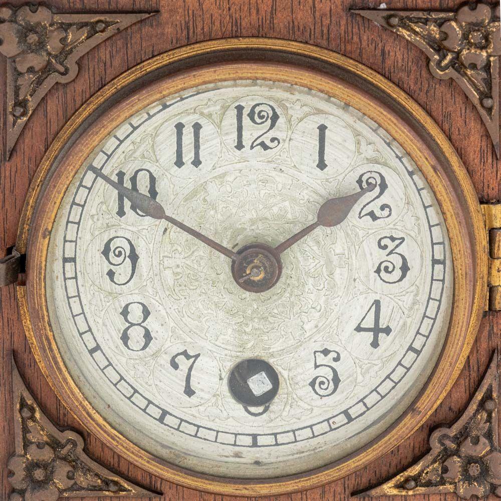 Schwarzwälder Lenzkirch Manteluhr aus Eichenholz, um 1893, mit gewölbtem Oberteil und applizierten floralen und Widderkopf-Akzenten aus vergoldetem Metall, versilbertem Metallzifferblatt und abgestuftem, rechteckigem Sockel auf vier Stollenfüßen,