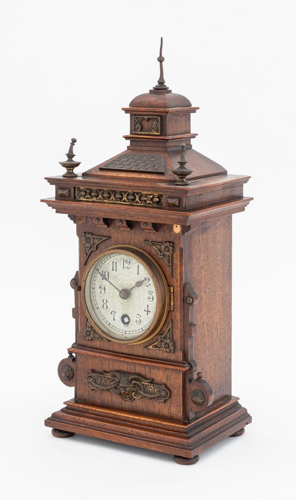 Black Forest Lenzkirch Oak Wood Mantle Clock (Schwarzwald) im Angebot