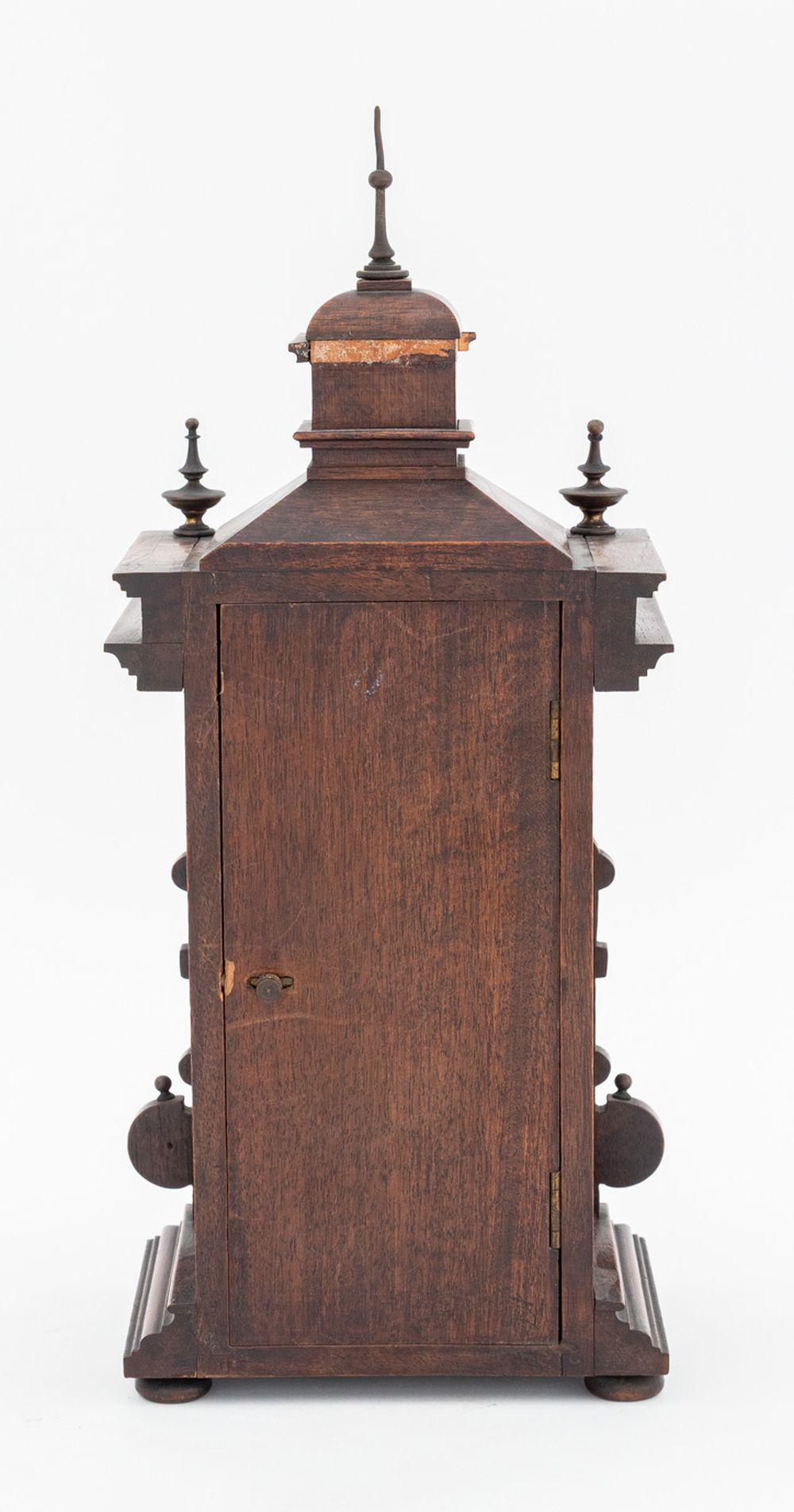 Black Forest Lenzkirch Oak Wood Mantle Clock (Vergoldet) im Angebot