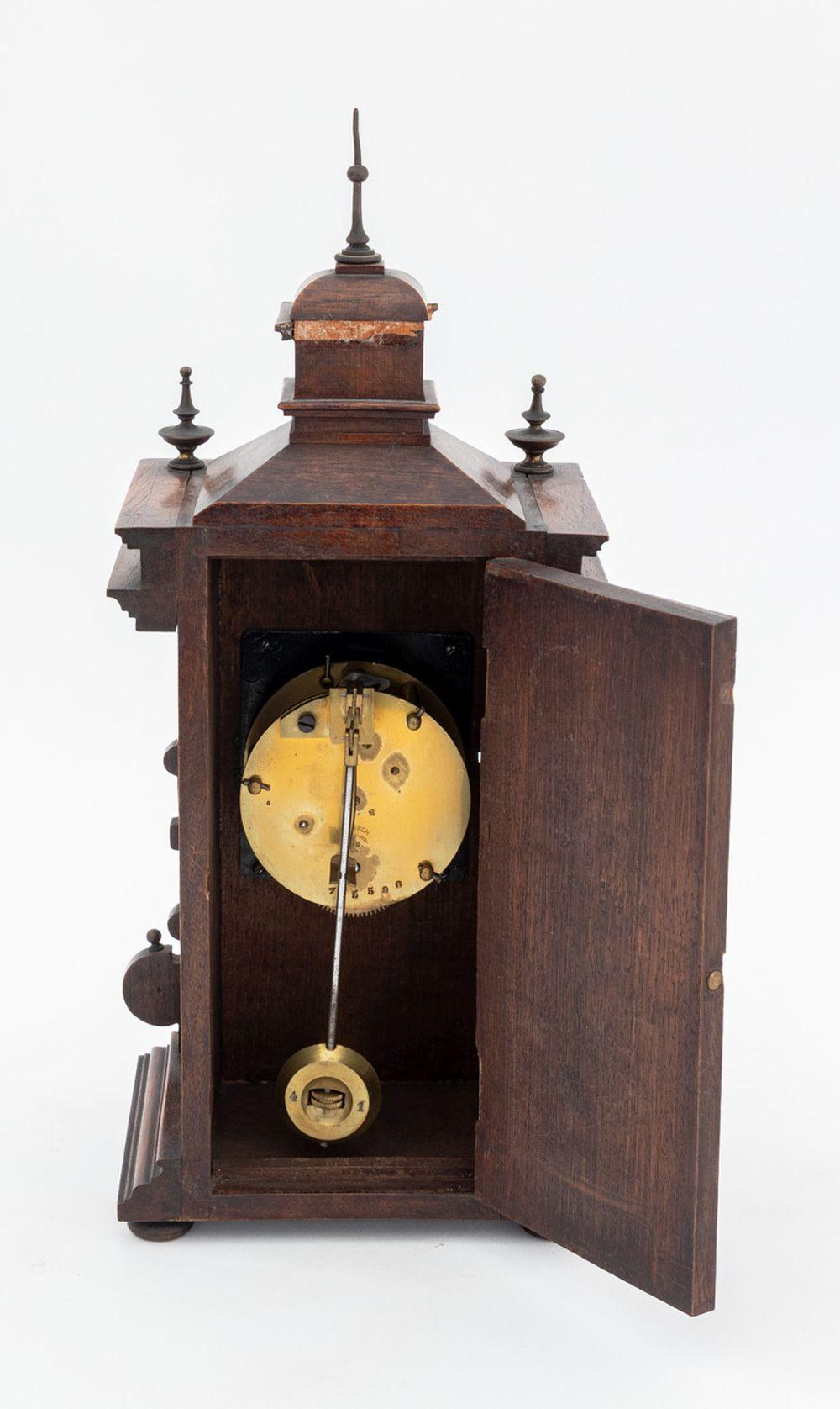 Black Forest Lenzkirch Oak Wood Mantle Clock im Zustand „Gut“ im Angebot in Astoria, NY