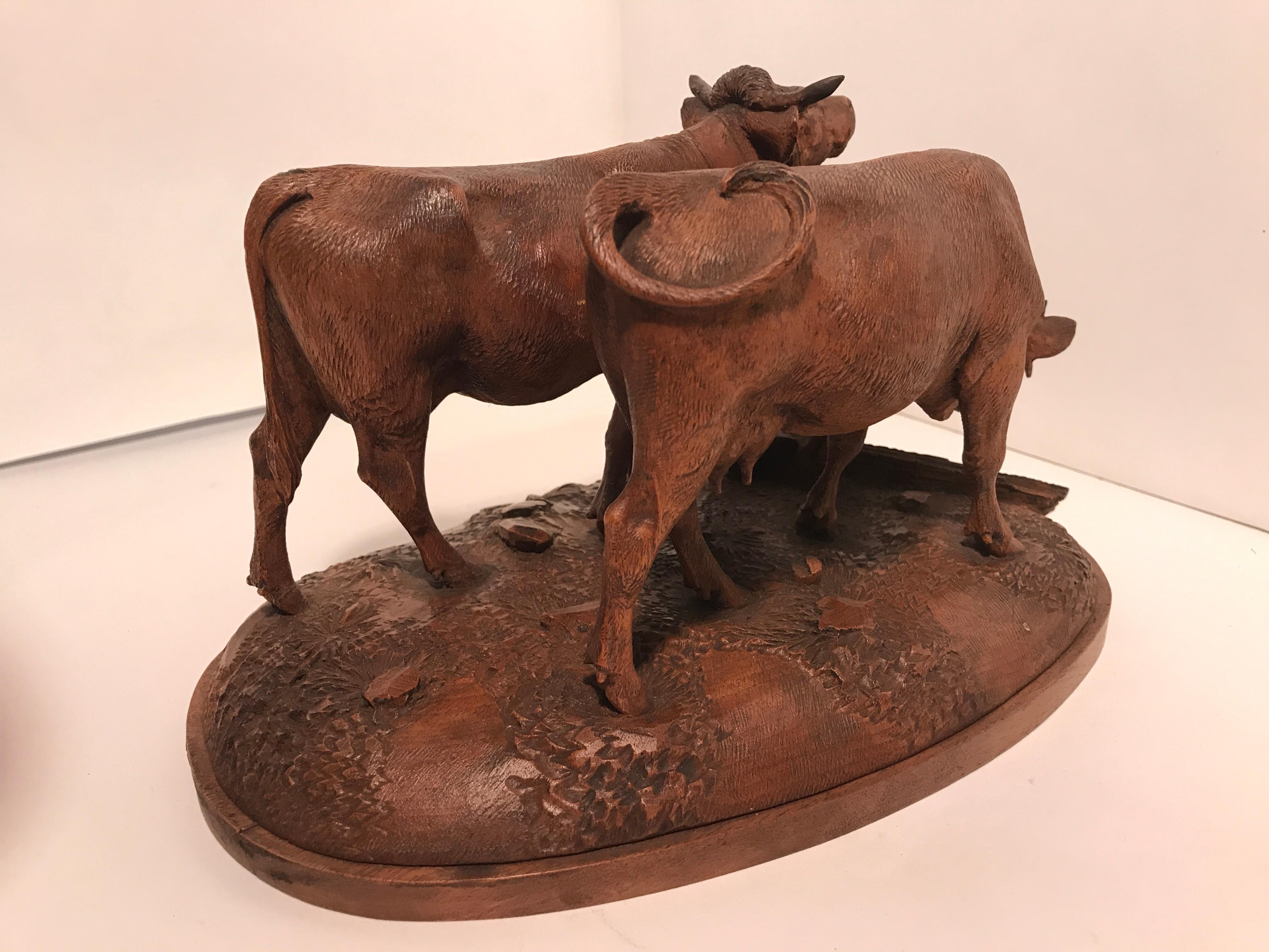 Forêt-Noire Sculpture en tilleul de la forêt noire représentant deux vaches en vente