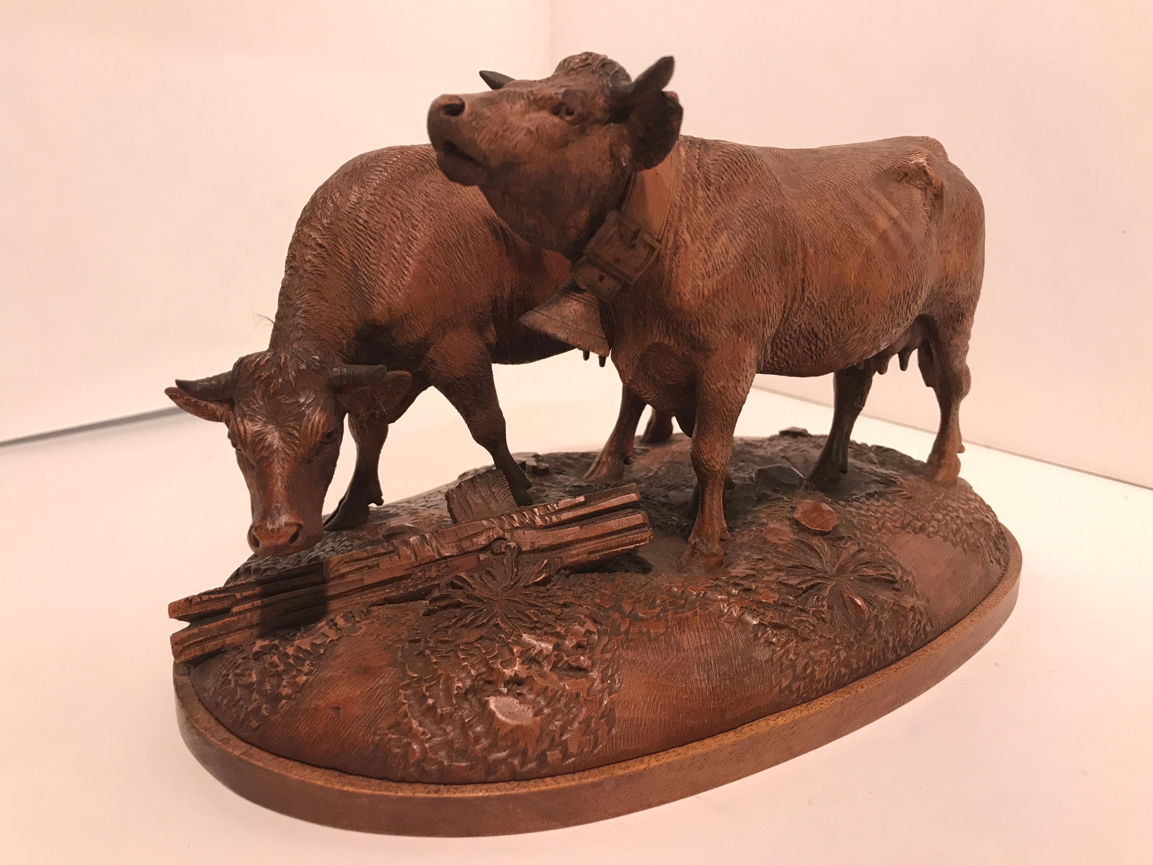 Suisse Sculpture en tilleul de la forêt noire représentant deux vaches en vente