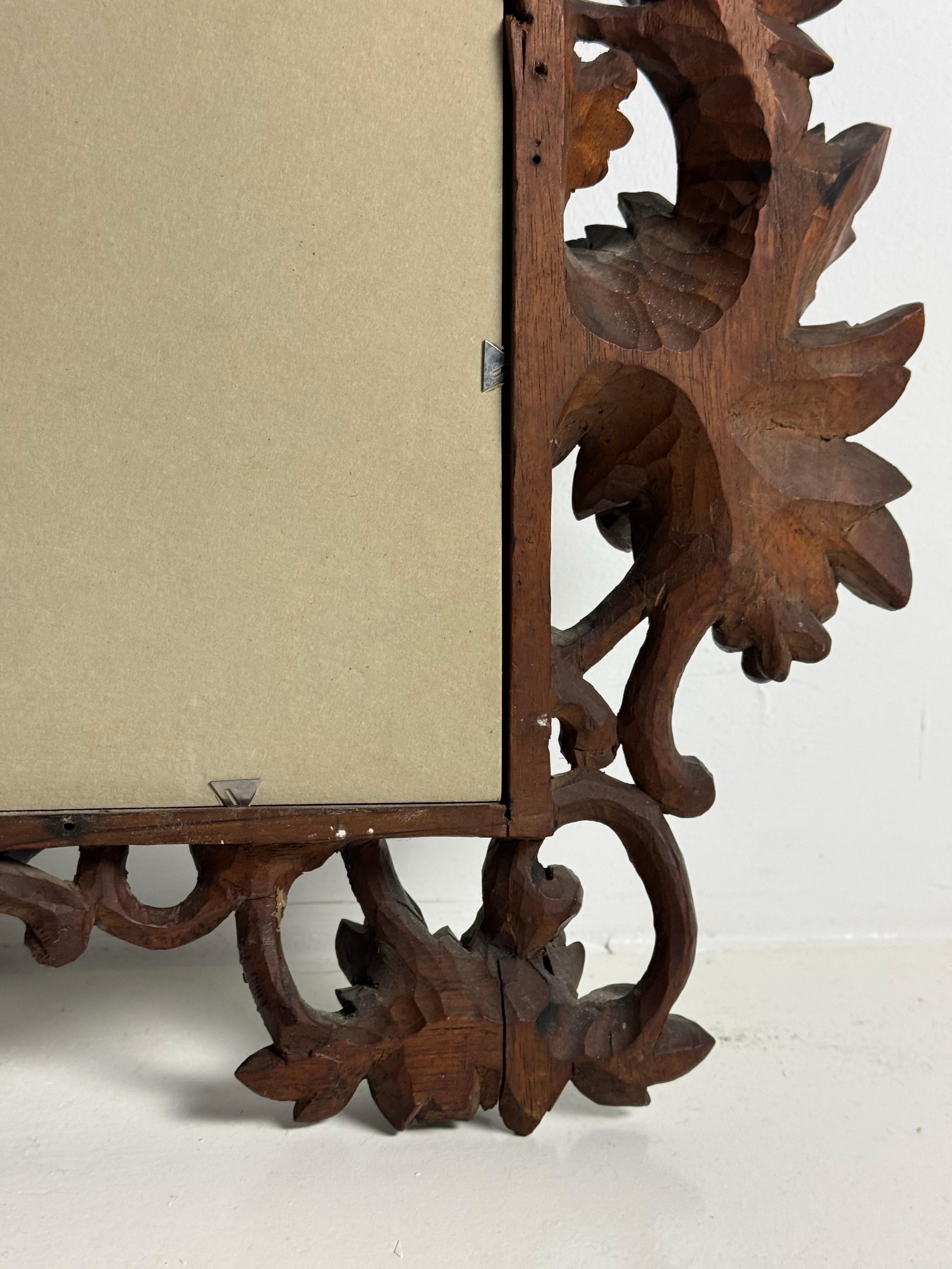 Fantastischer handgeschnitzter Schwarzwaldspiegel. Original aus Deutschland. Ca. 1900. Reich verzierter Rahmen mit Zweigen, Blättern und Weintrauben.

Der Begriff Schwarzwald bezieht sich auf einen Möbelstil, der ursprünglich aus der