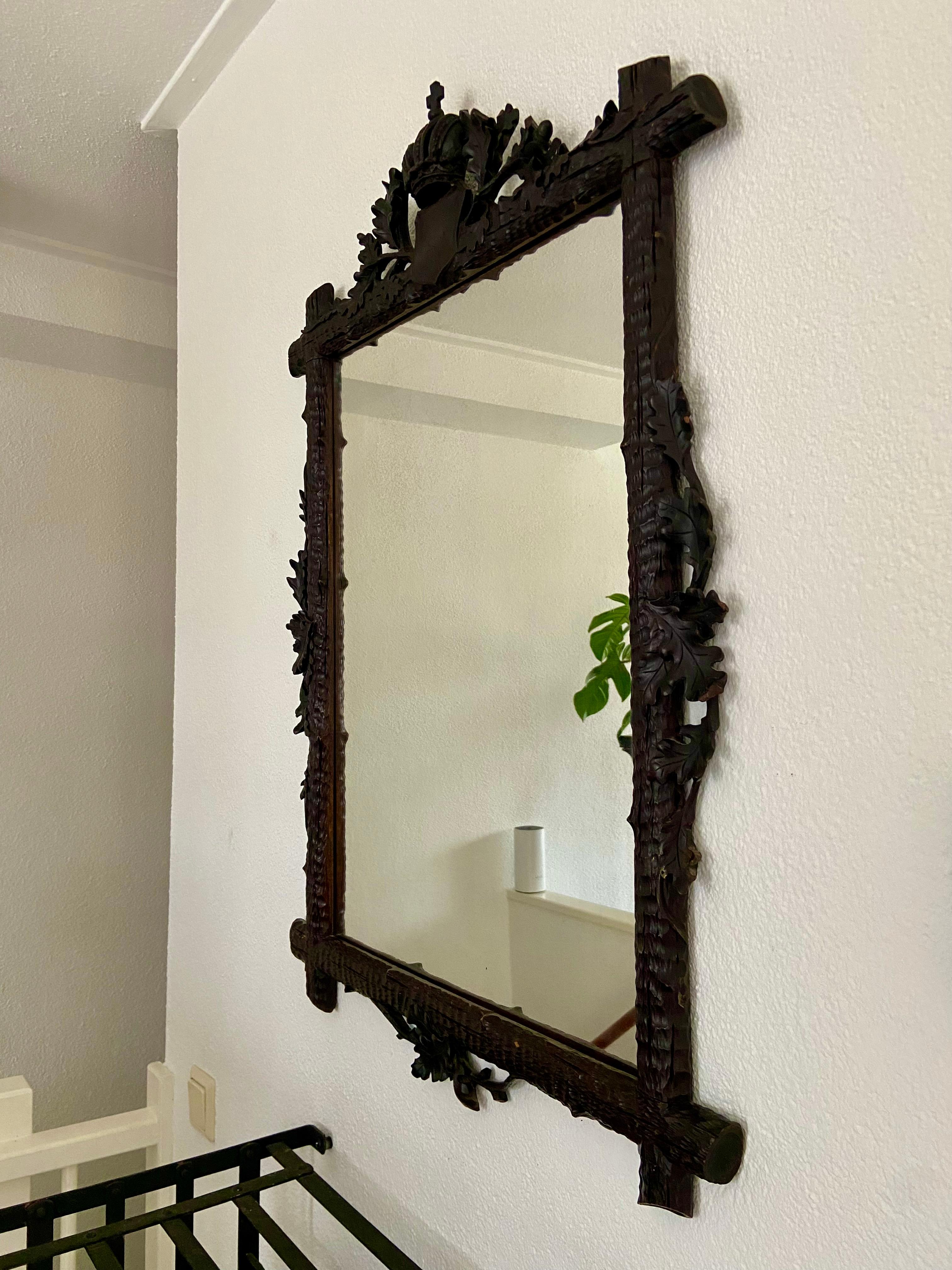 Black Forest mirror, Austria, 19th. Century. Hand-carved.
Decorated with a crown on top and a lot of oak leaves. 